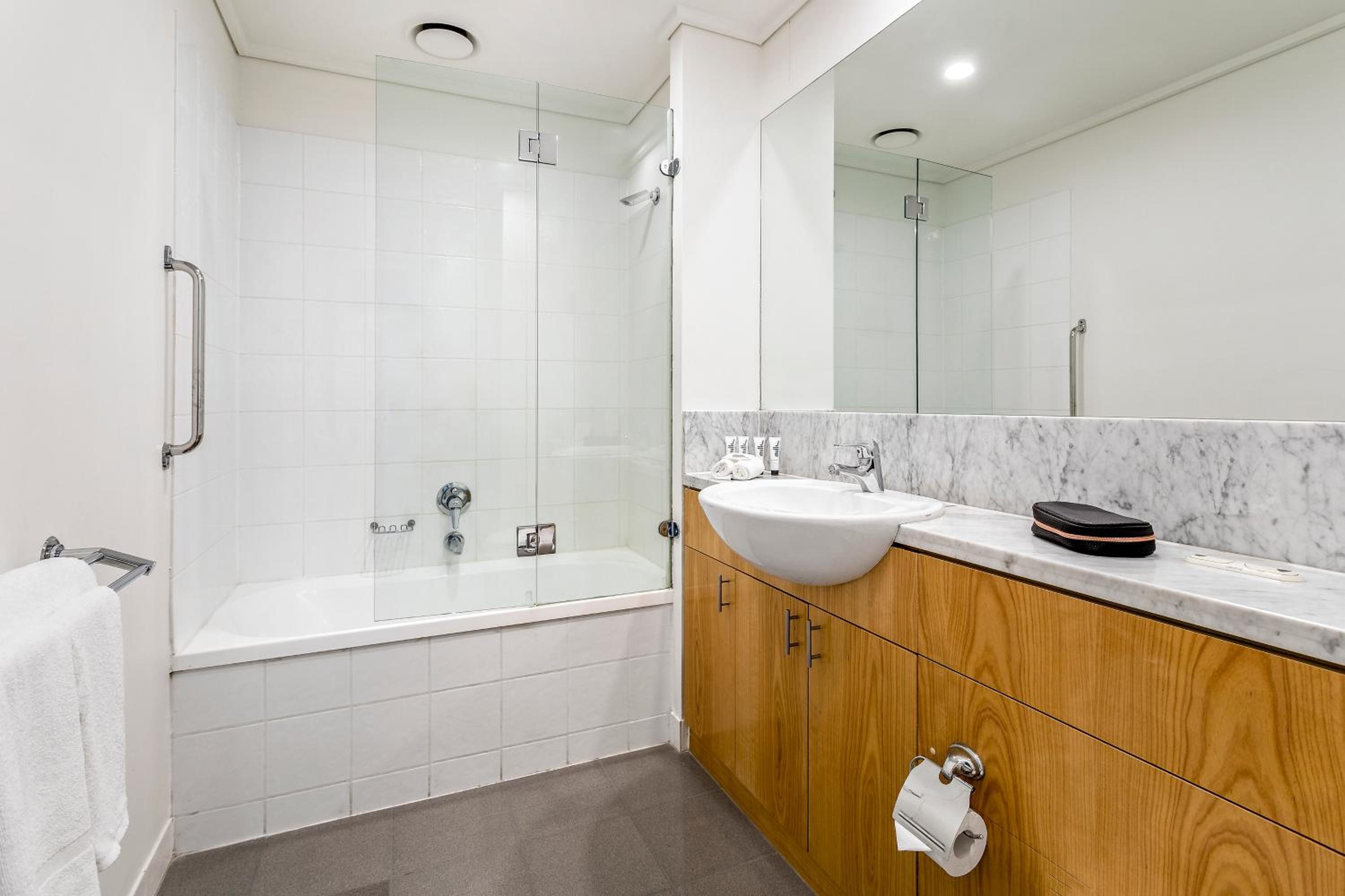 Two-Bedroom Executive Apartment with Two Bathrooms - Photo 3