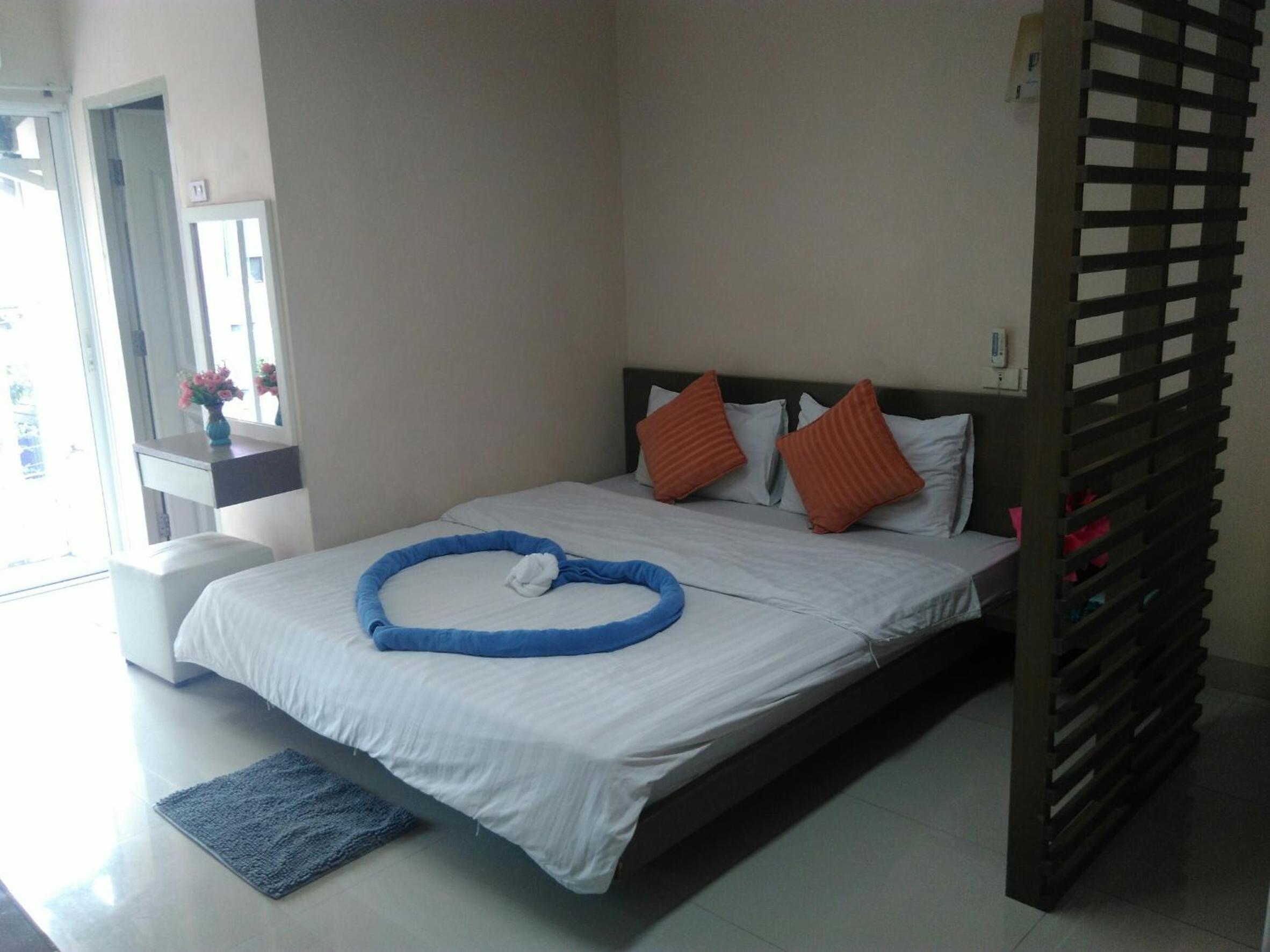Deluxe Queen Room - Photo 6