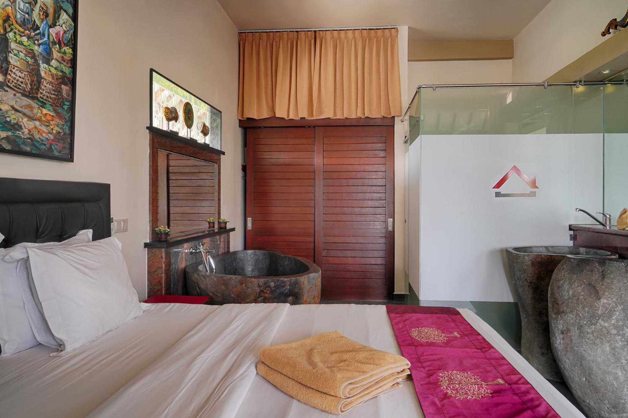 Deluxe Double Room with Bath - Photo 4