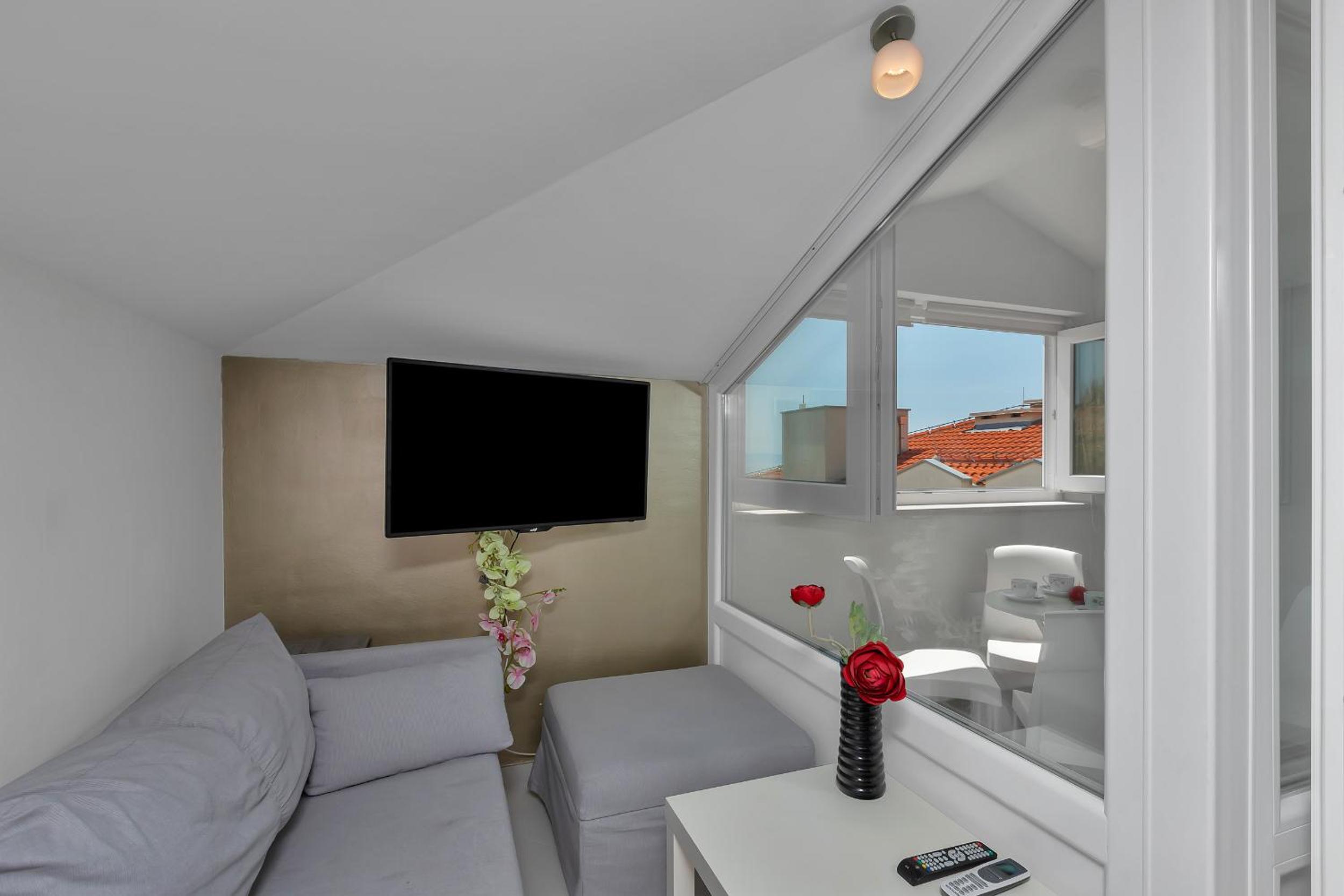 Two Bedroom Apartment with Balcony and Sea View