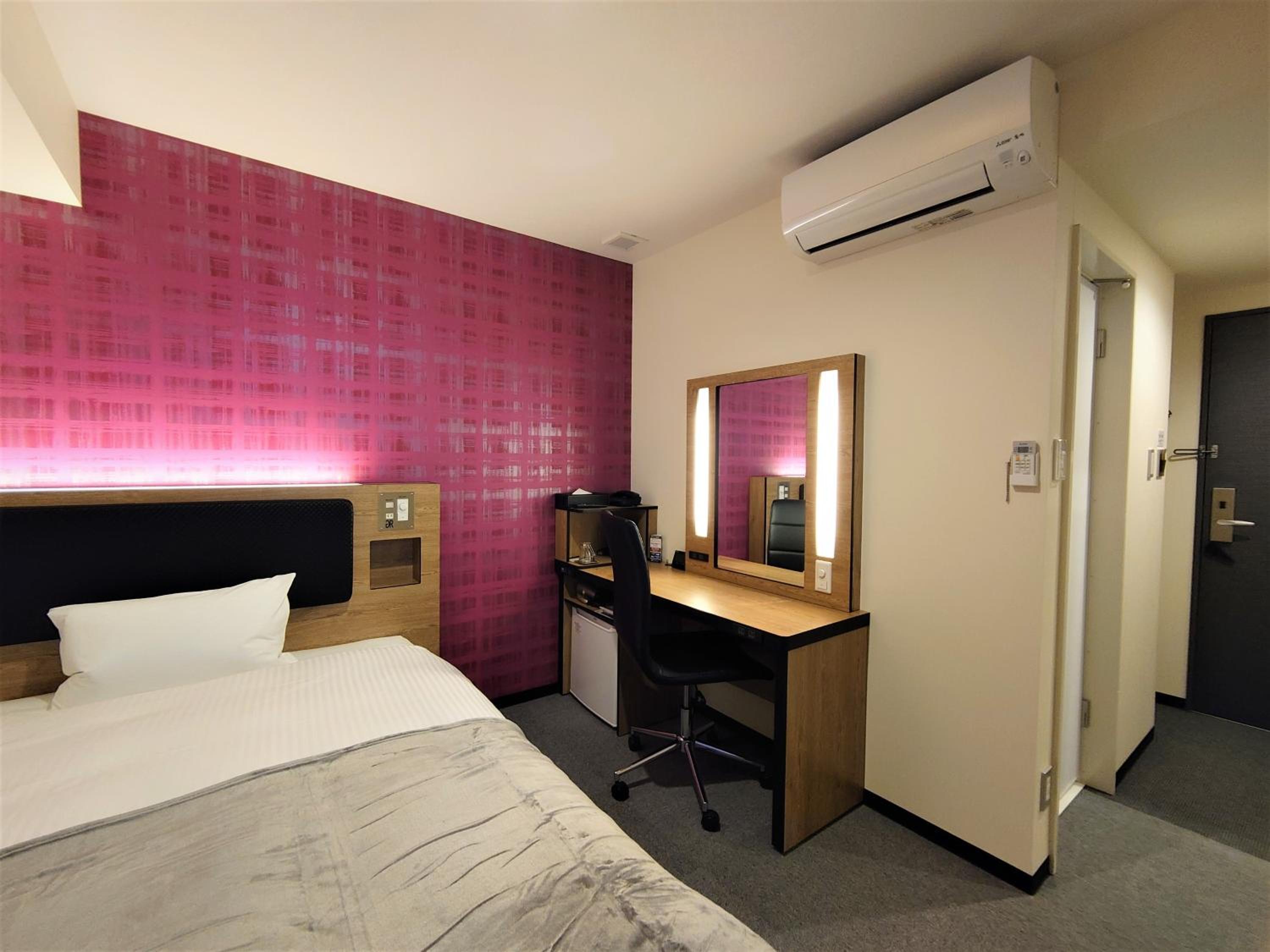 Single Room - Smoking photo 1