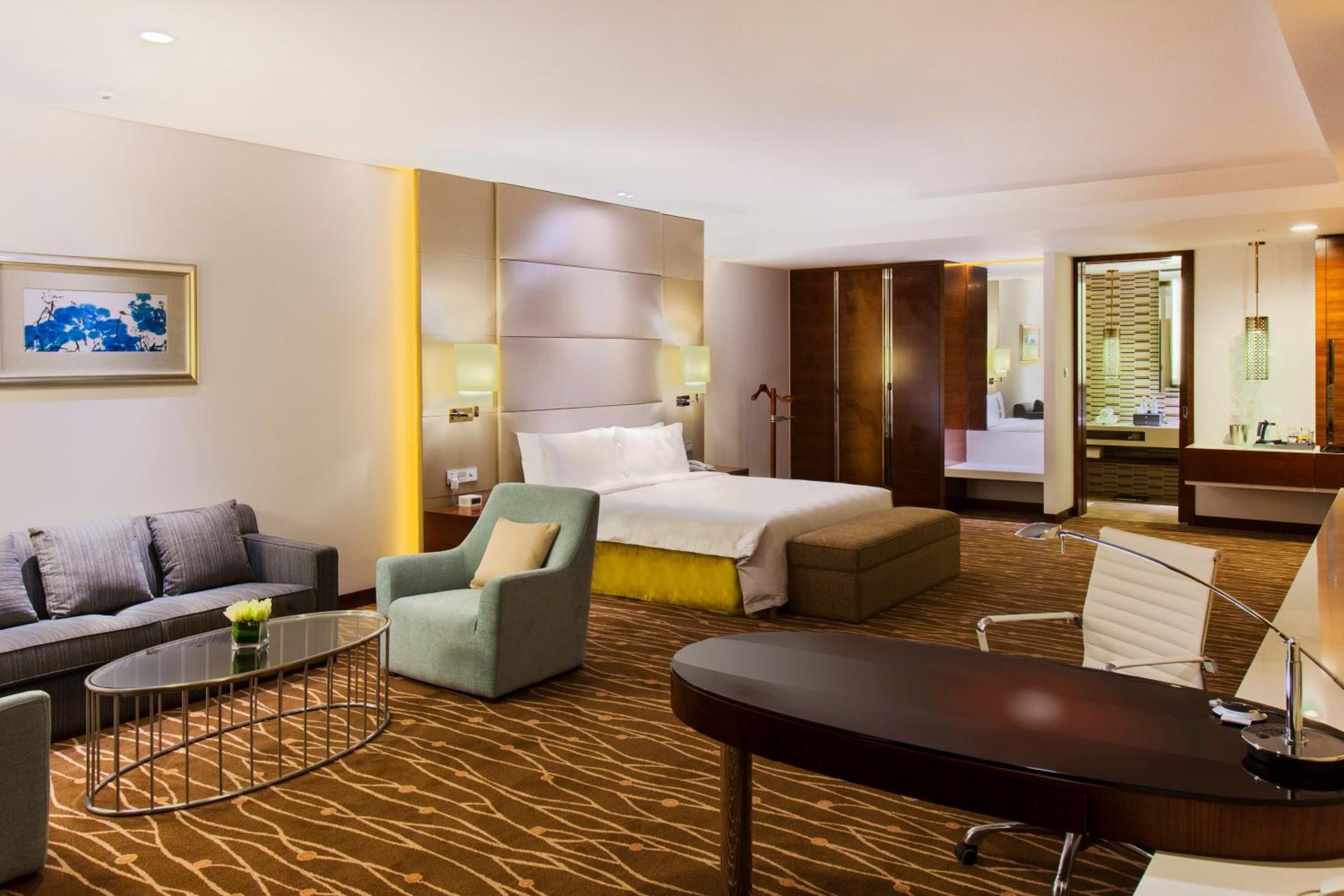 Premium King Room - Smoking - Photo 4