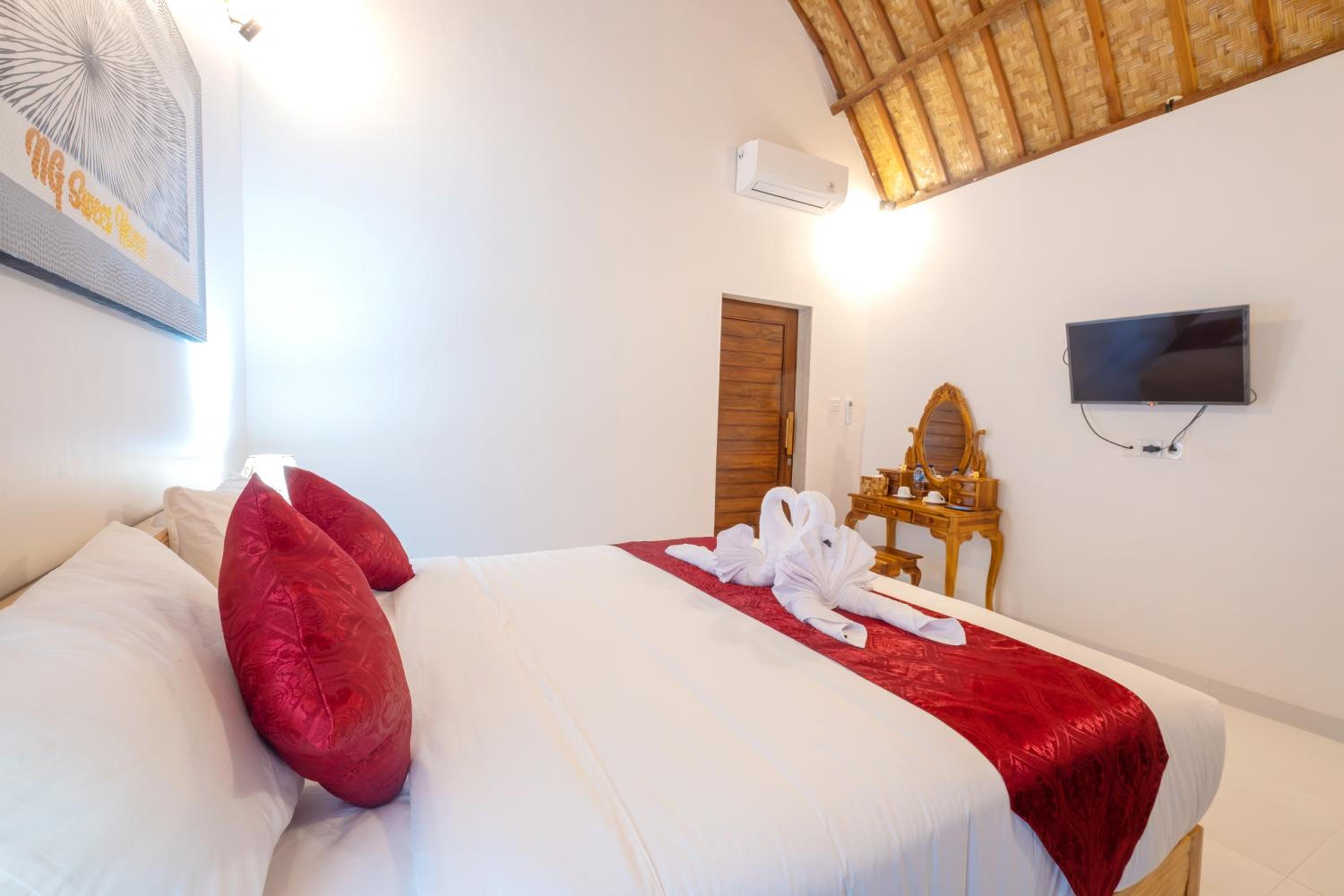 Deluxe Double Room with Balcony - Photo 9
