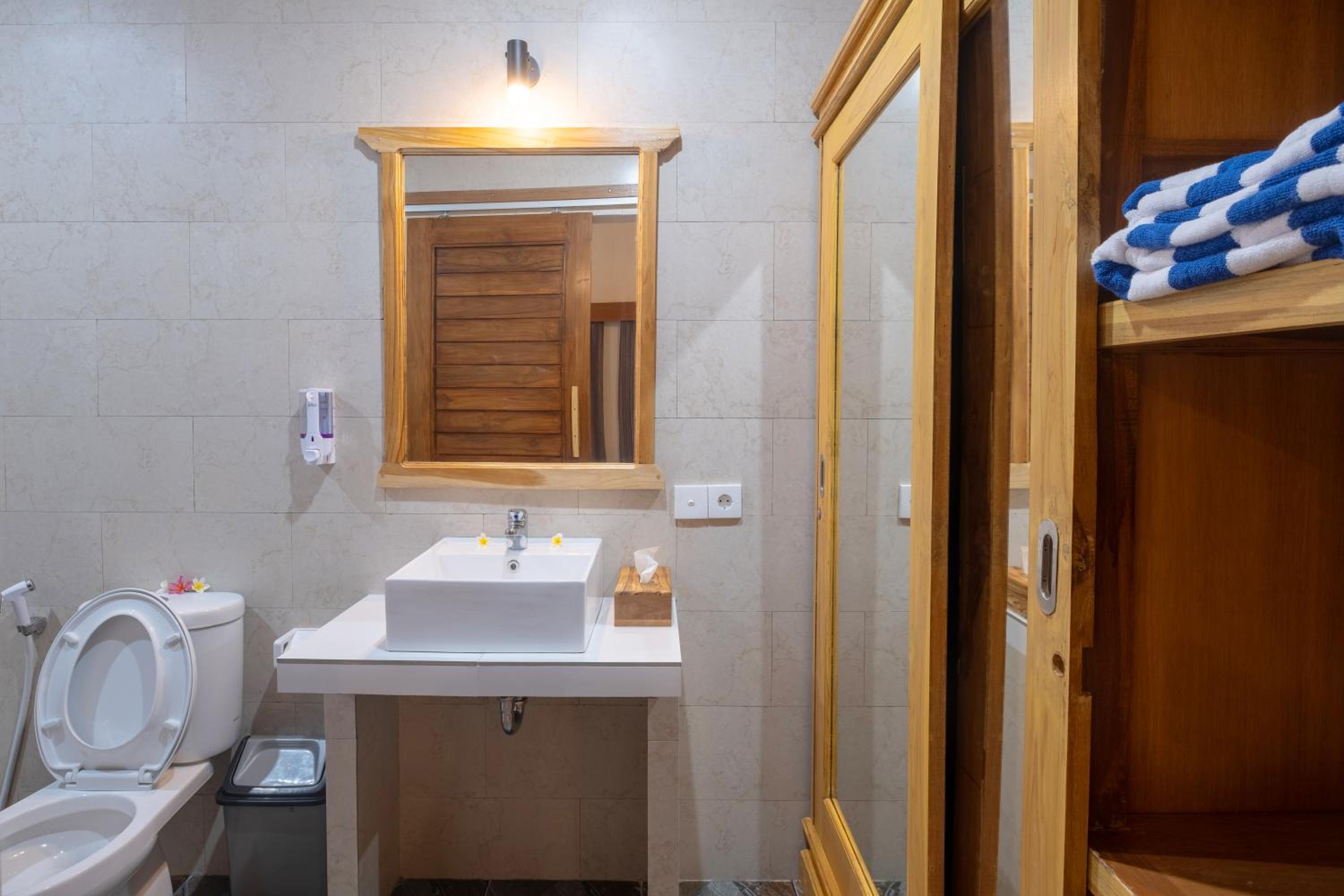 Deluxe Double Room with Balcony - Photo 19