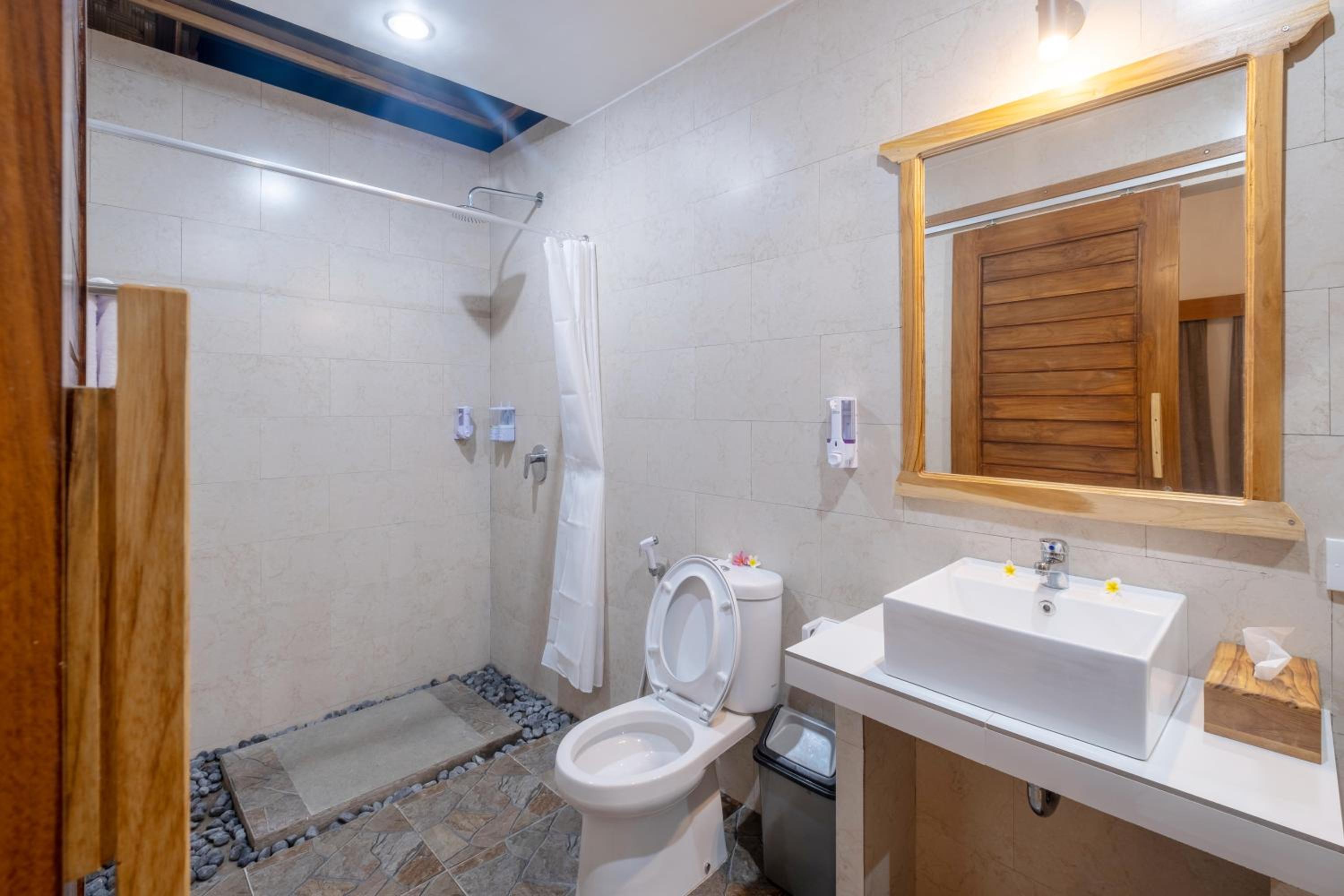 Deluxe Double Room with Balcony - Photo 18