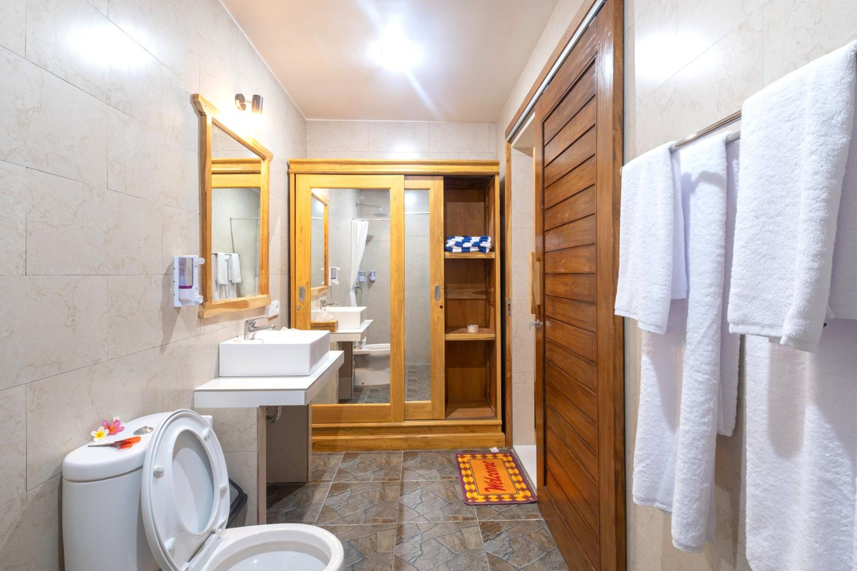 Deluxe Double Room with Balcony - Photo 20