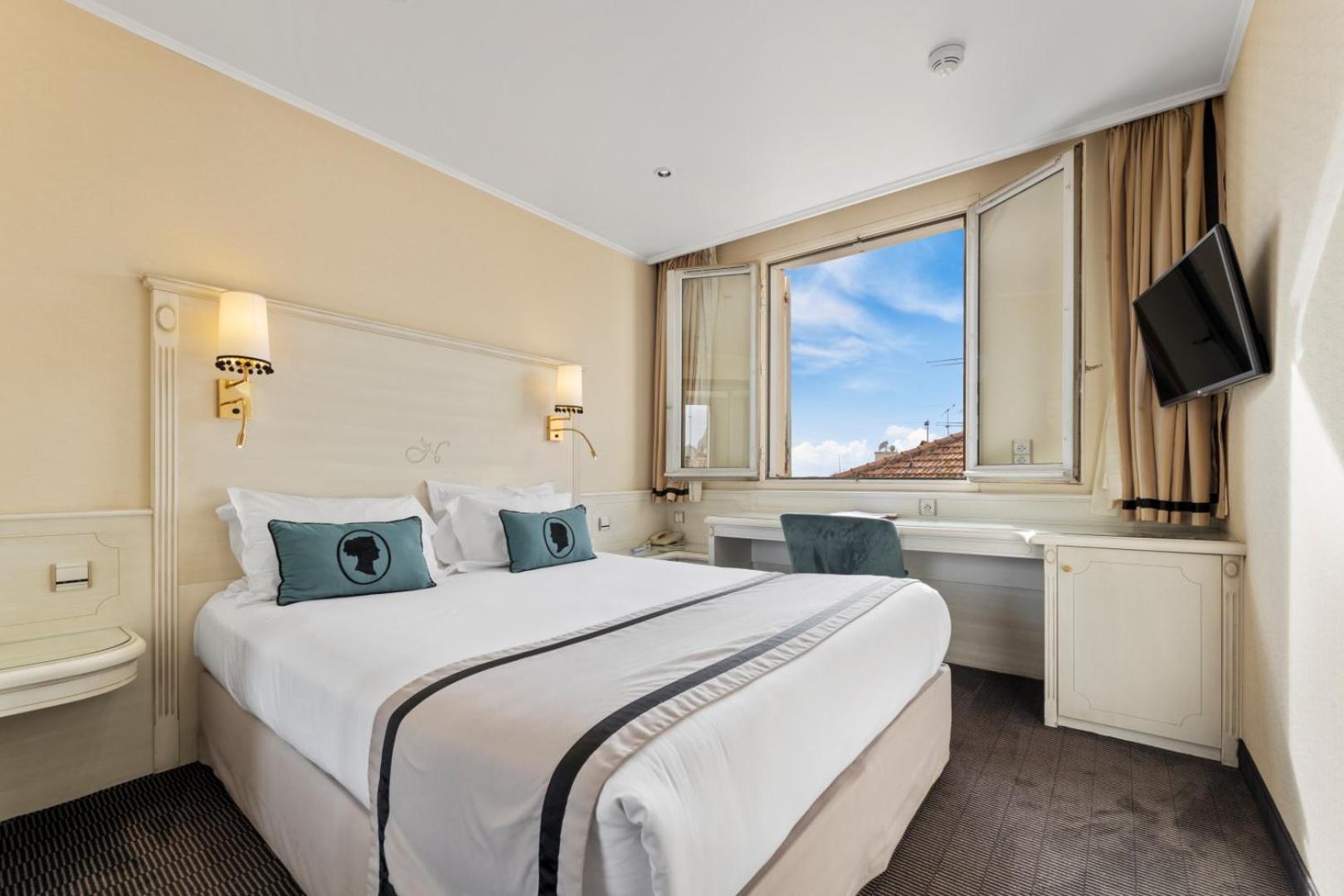 Double Room - Photo 12