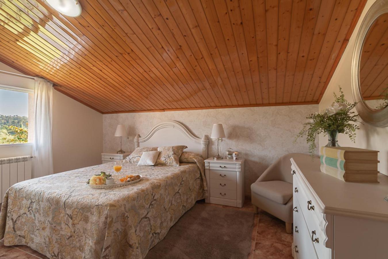 Five-Bedroom House photo 2