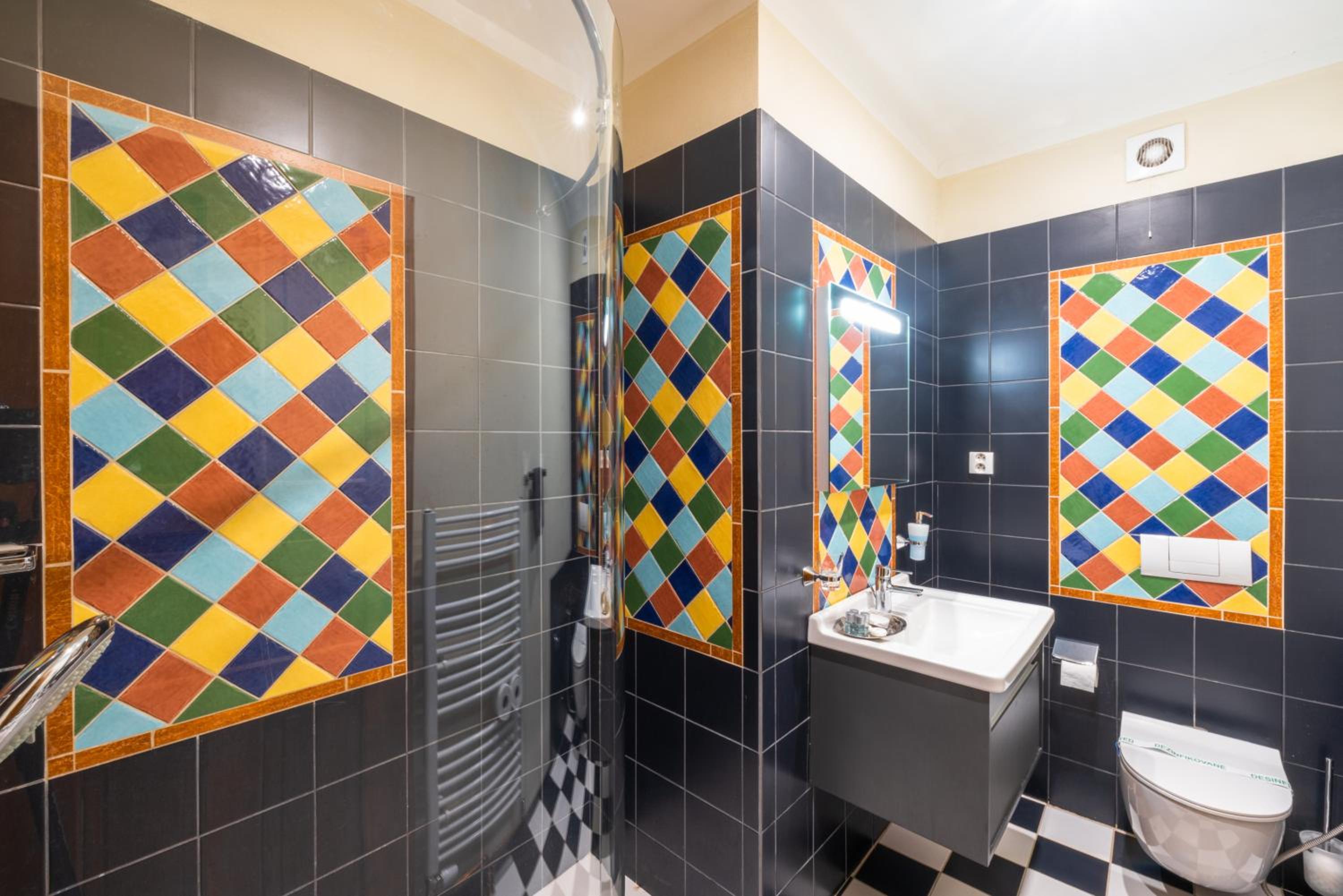 Quadruple Room with Private Bathroom - Photo 6