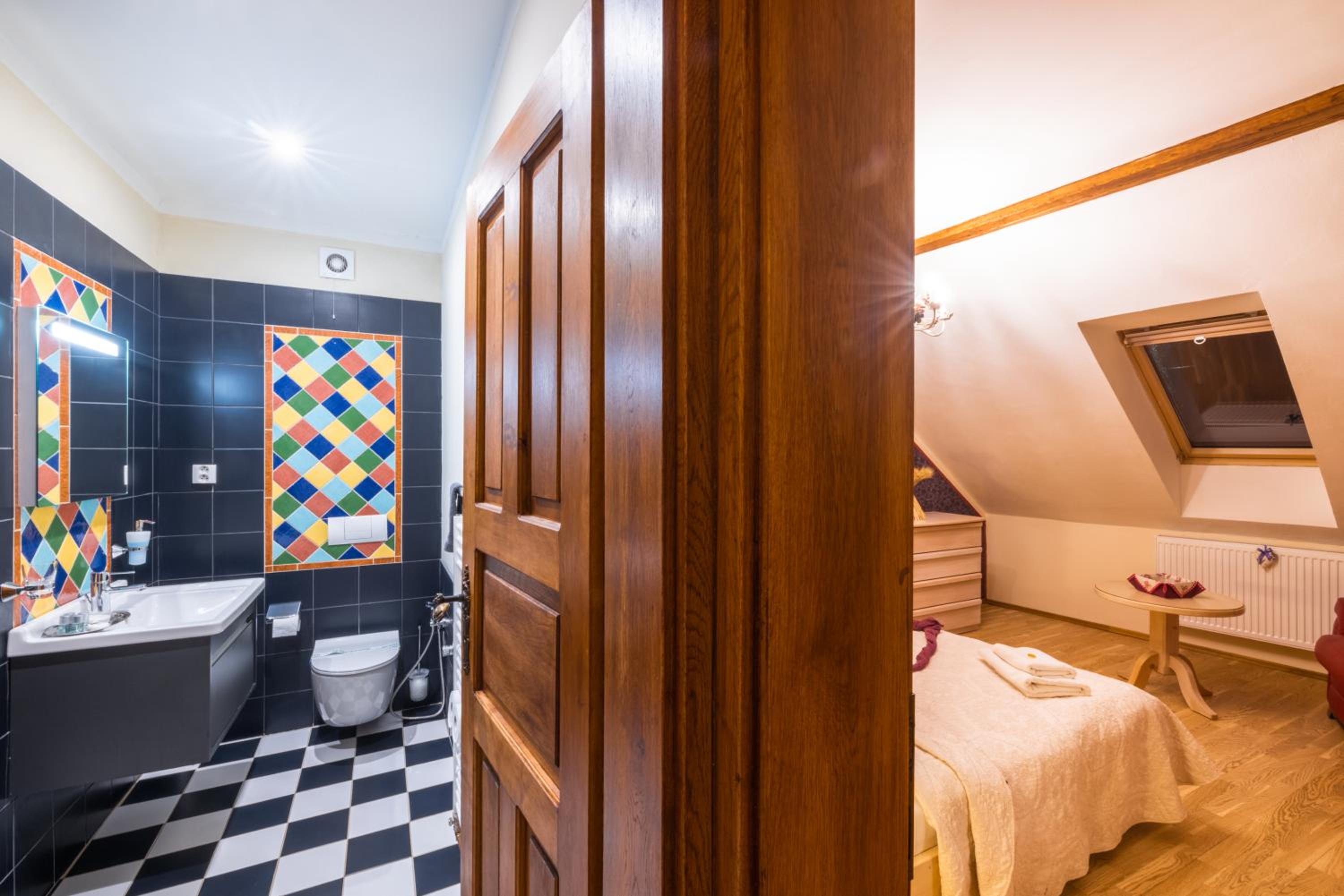 Quadruple Room with Private Bathroom - Photo 7