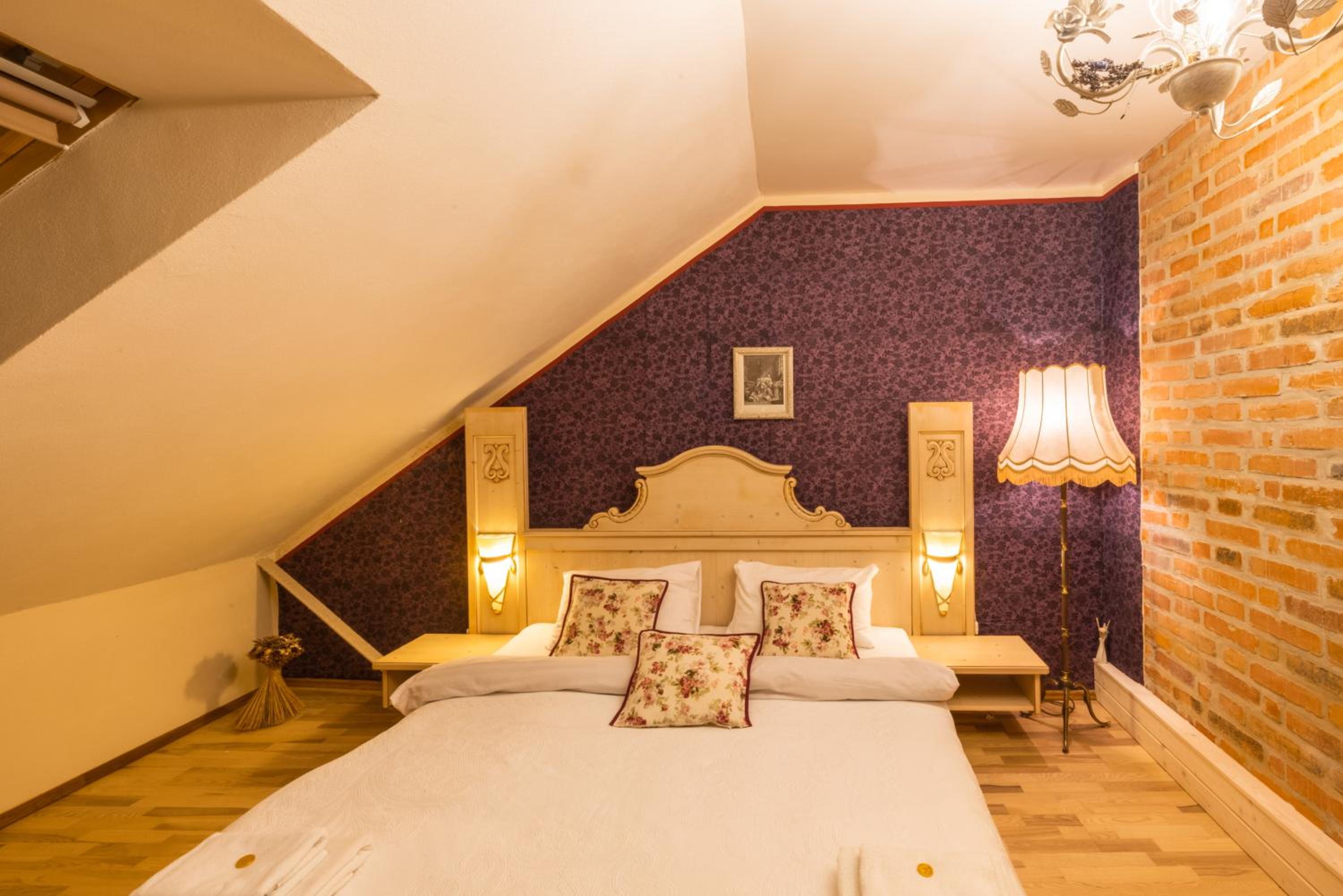 Quadruple Room with Private Bathroom - Photo 8