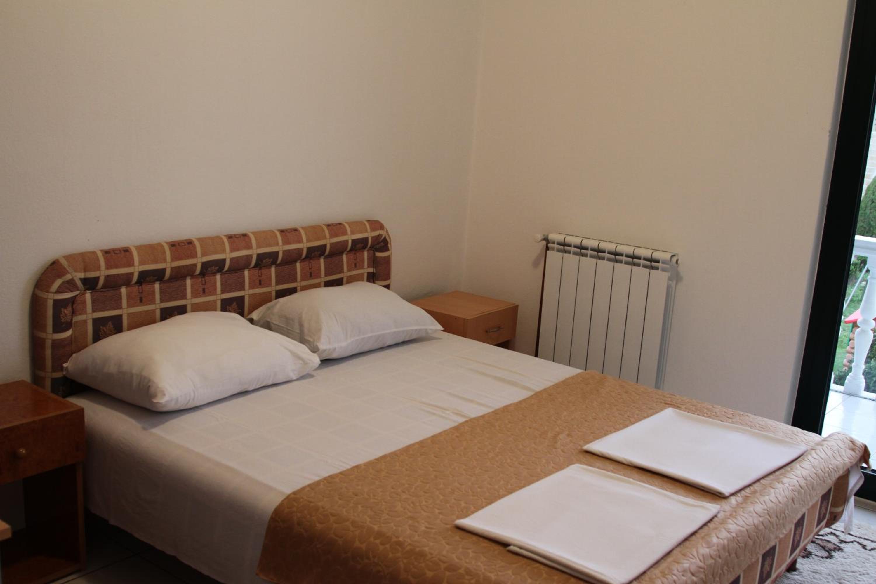 Three-Bedroom Apartment with Balcony and Garden View - Photo 7
