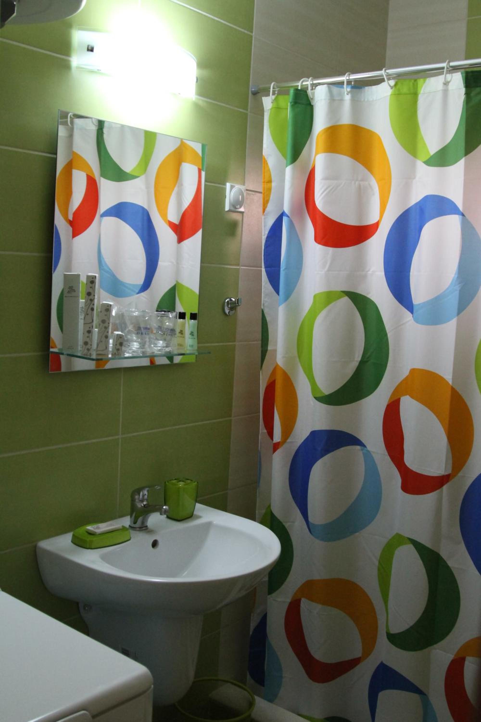 Three-Bedroom Apartment with Balcony and Garden View - Photo 6