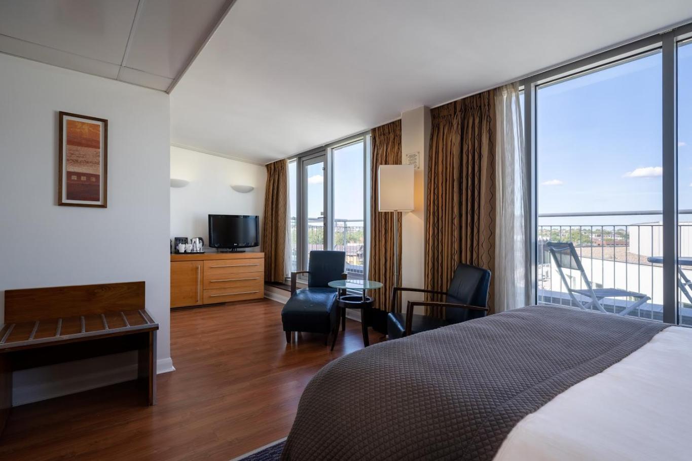 Premium King Room with Balcony photo 1