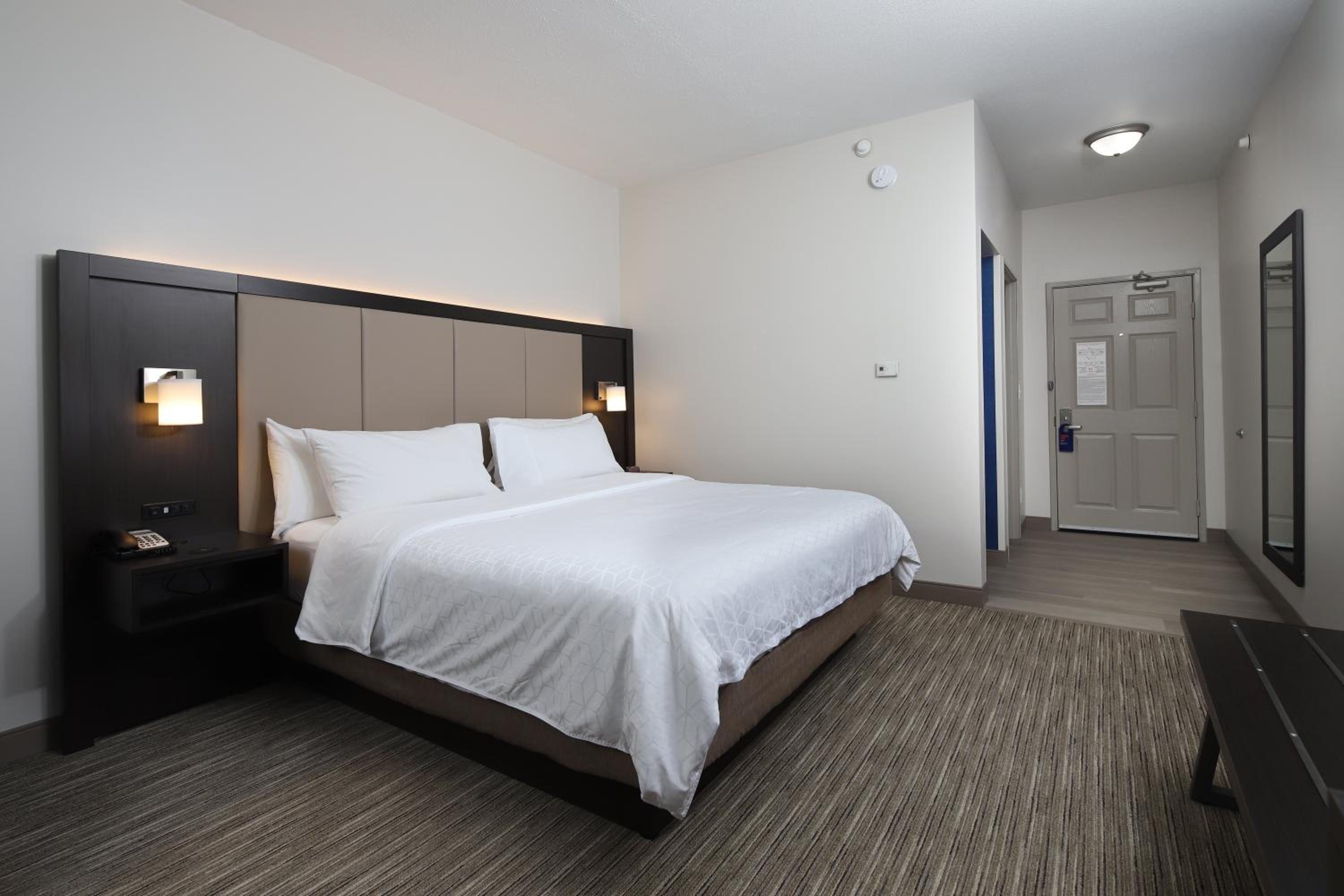 Standard King Room with Pool View - Photo 3