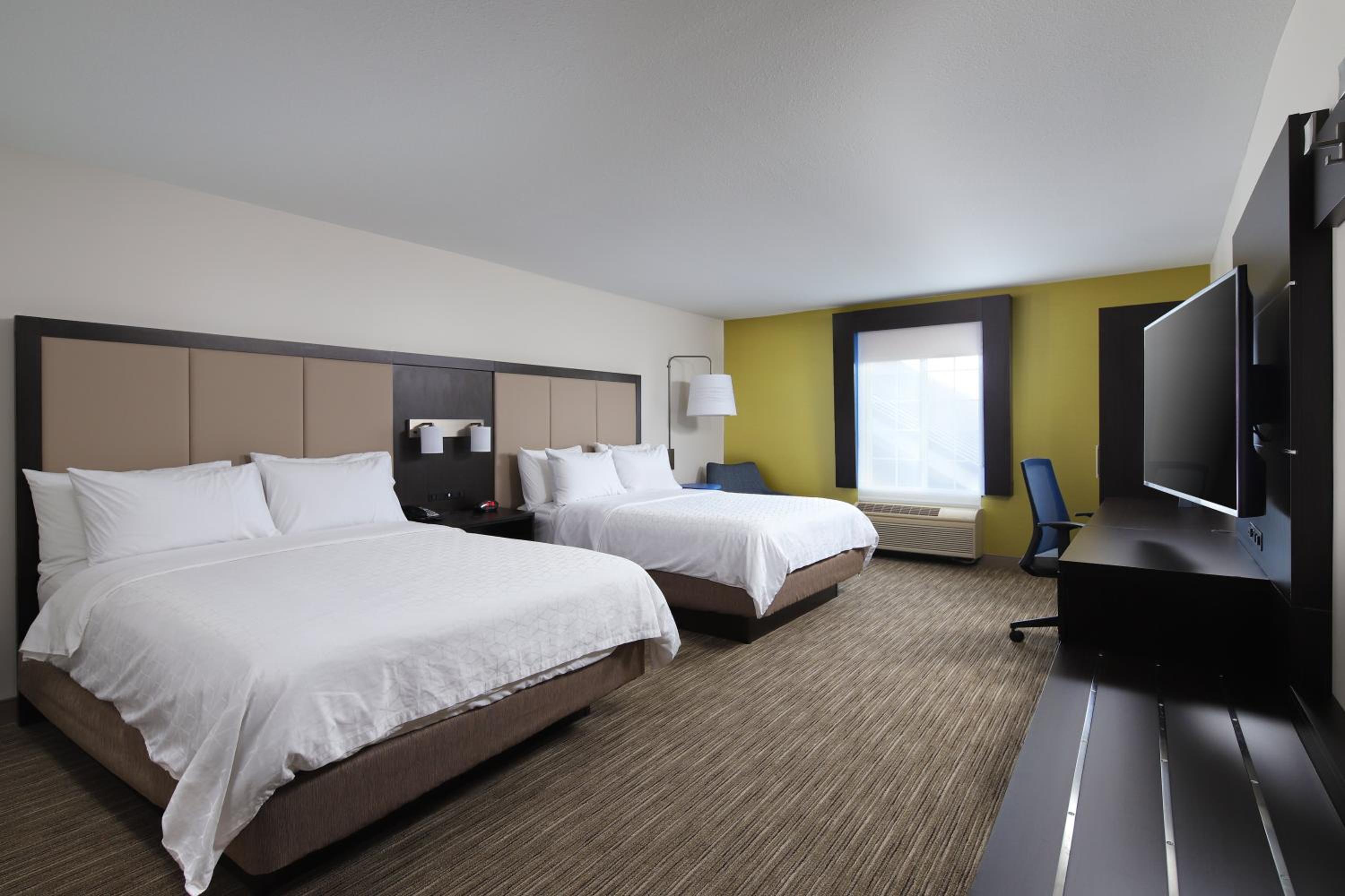 Queen Room with Two Queen Beds - Pool Side - Photo 5