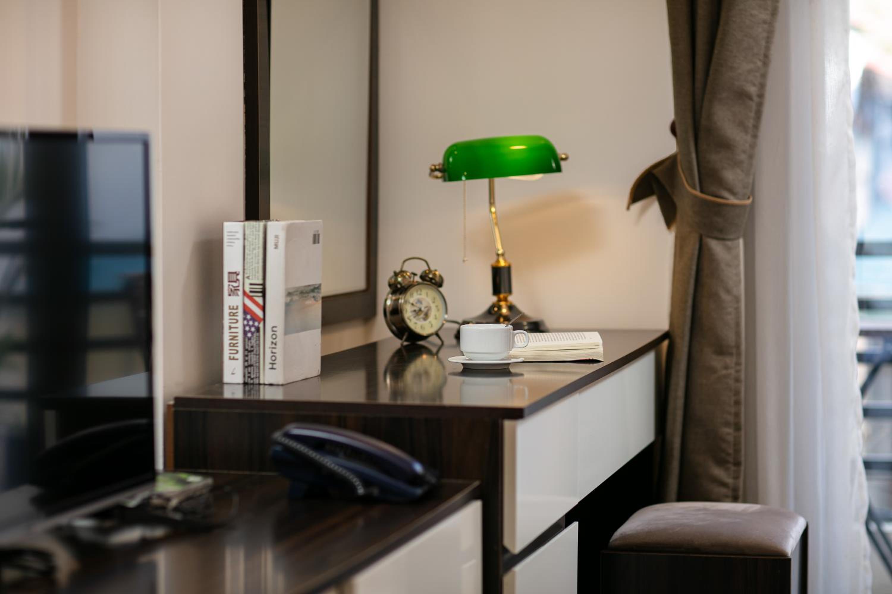 Family Room with City View  - Photo 4