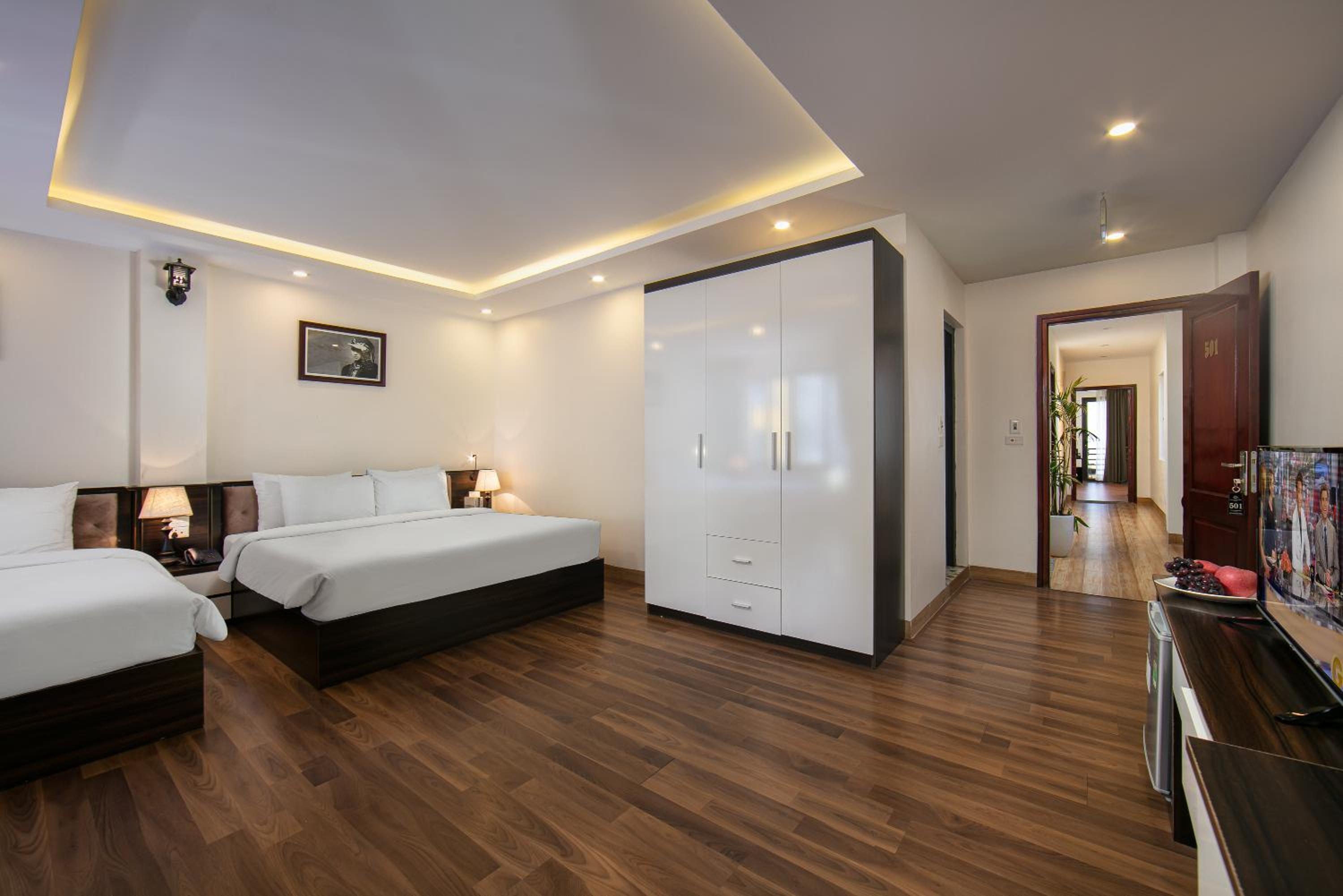 Family Room with City View  - Photo 3