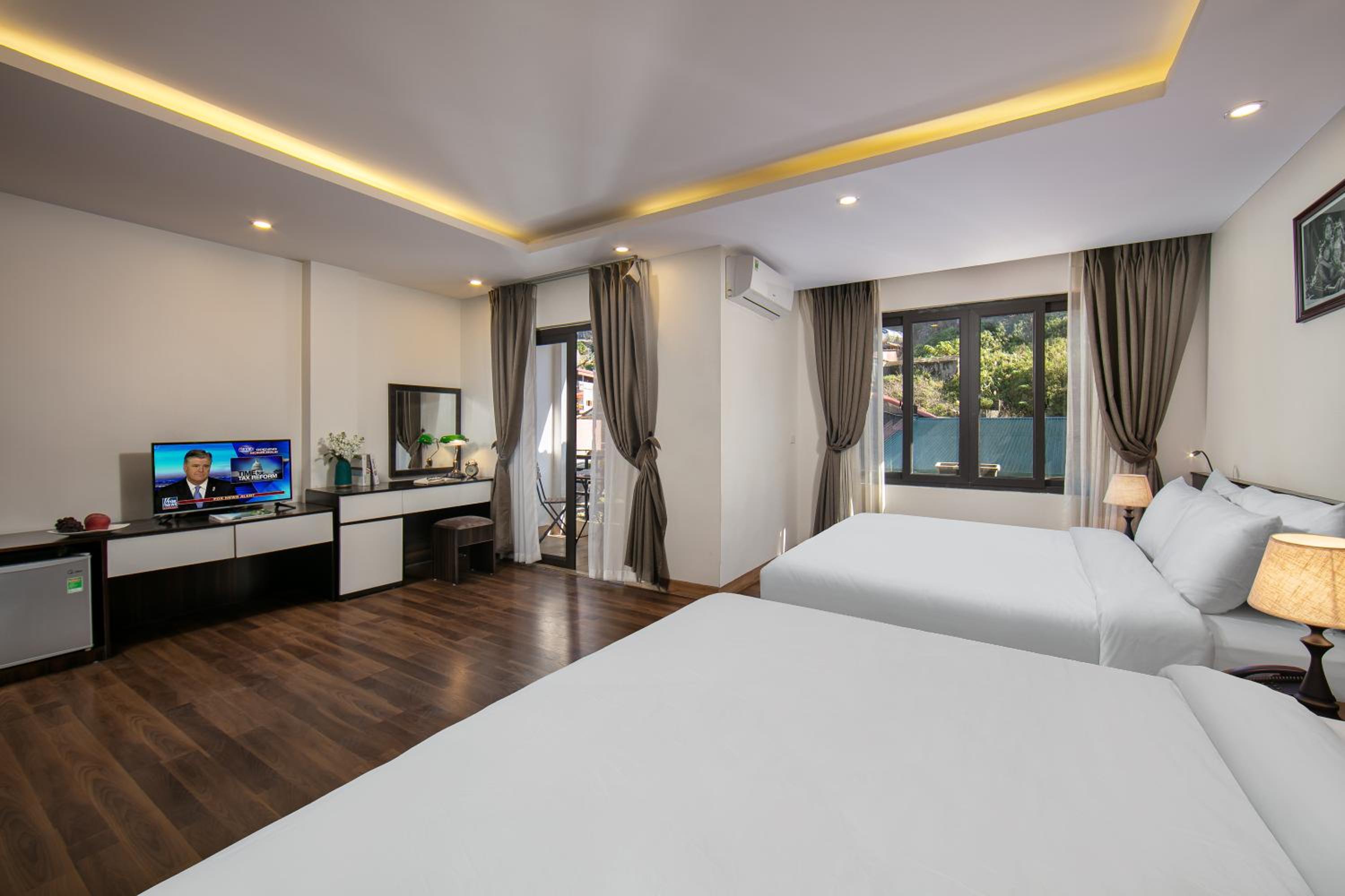 Family Room with City View  - Photo 8