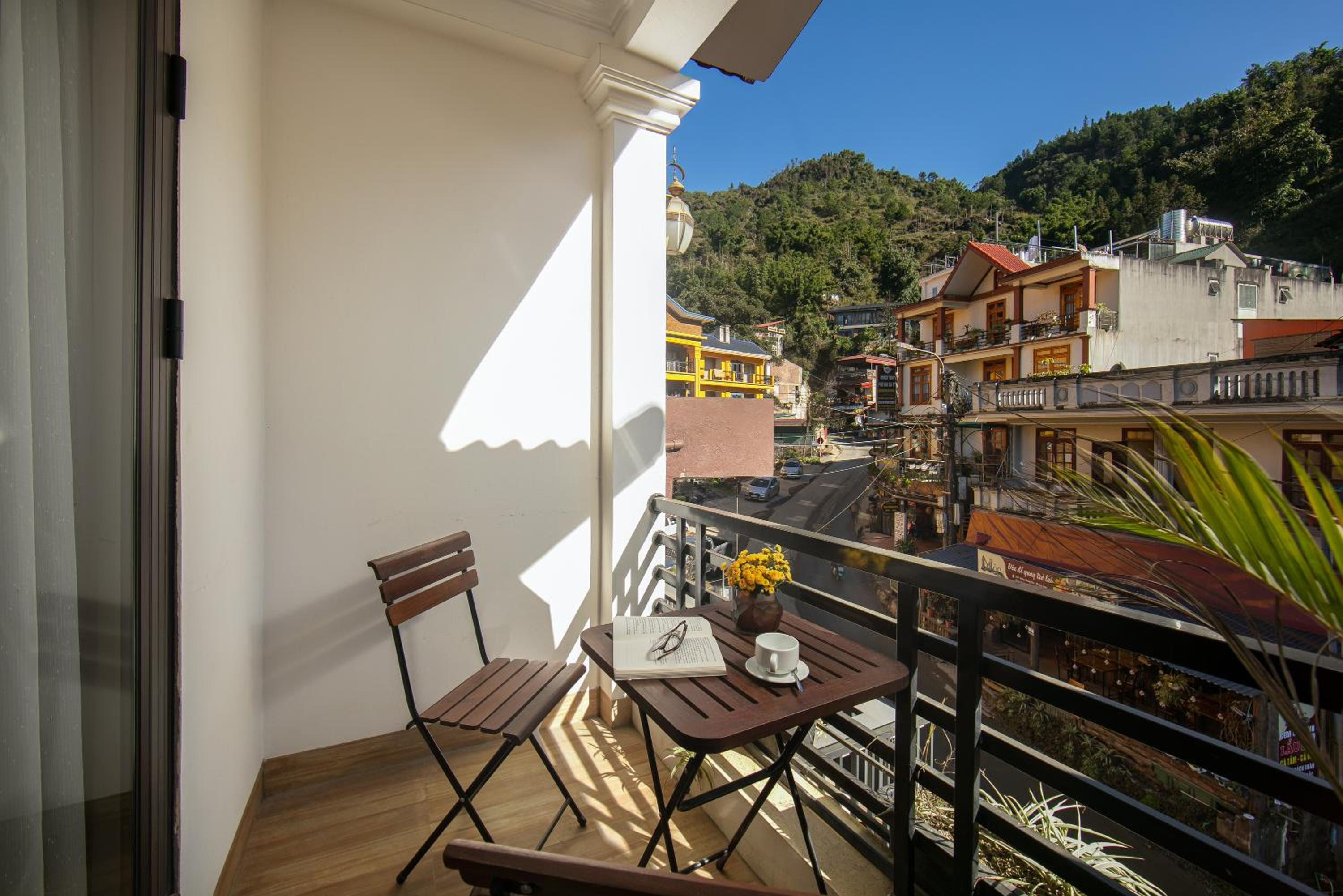 Family Room with City View  - Photo 7