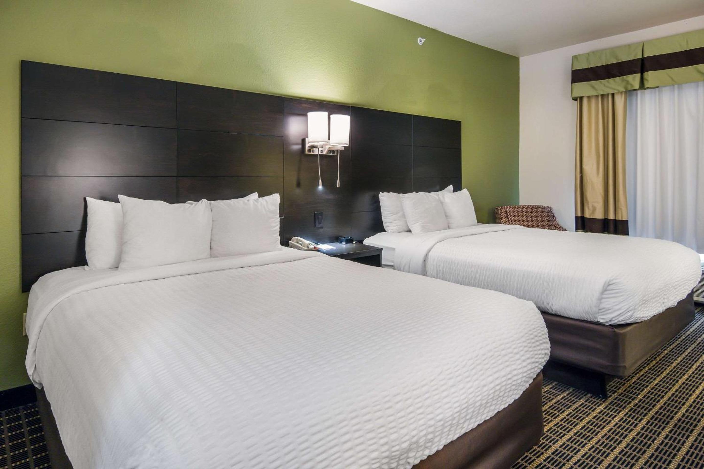 Queen Room with Two Queen Beds - Non-Smoking - Photo 4