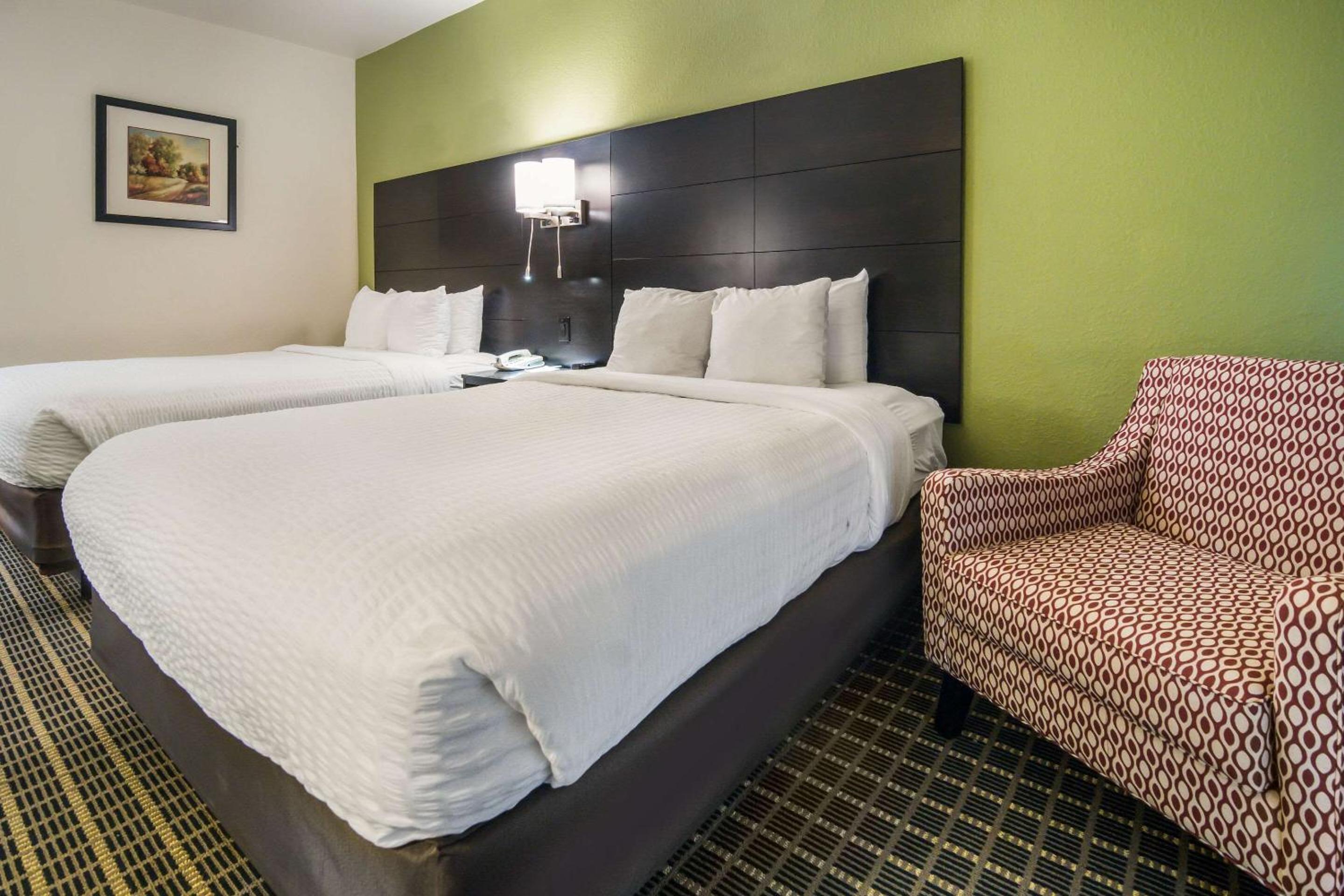 Queen Room with Two Queen Beds - Non-Smoking - Photo 2