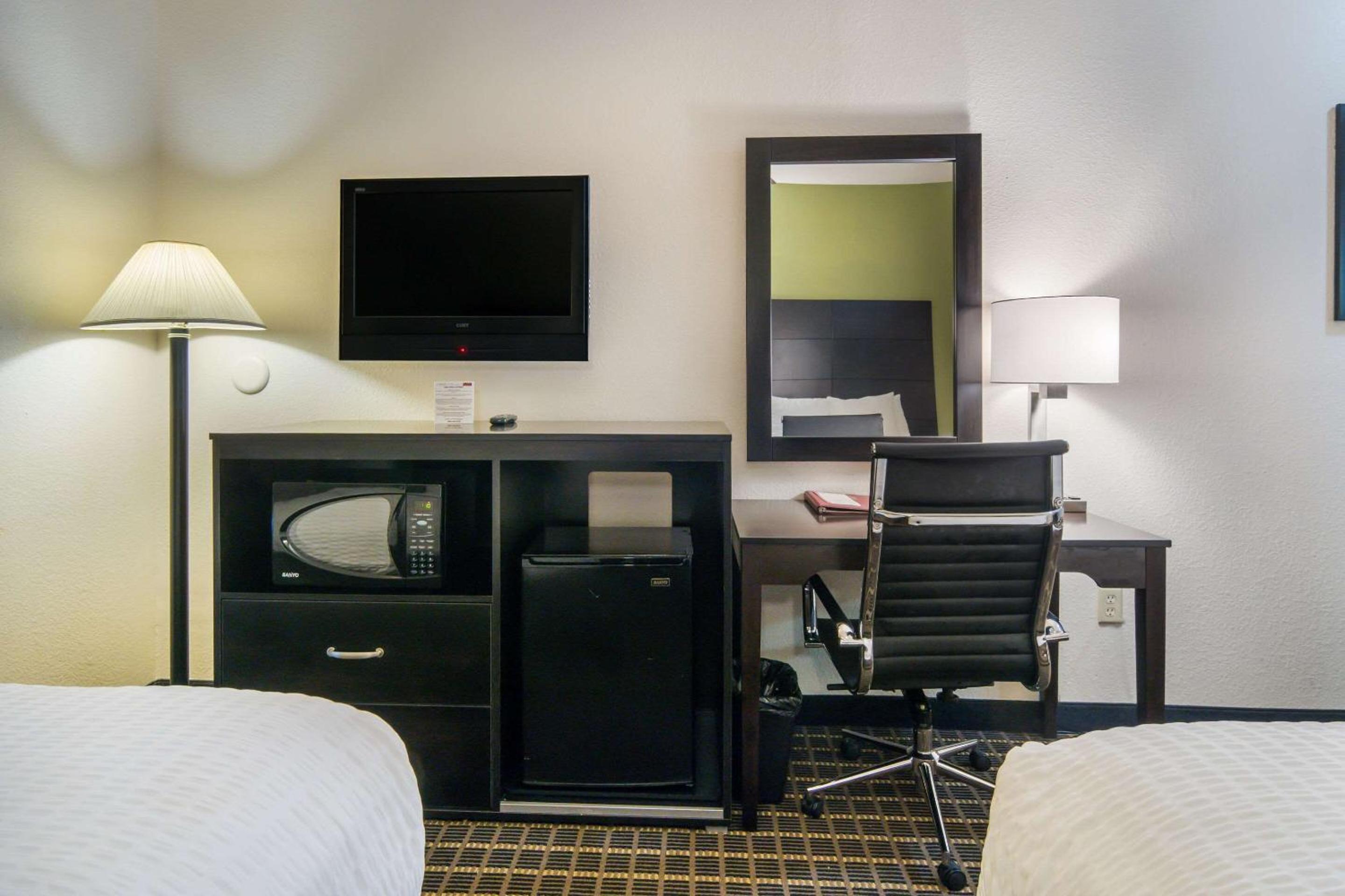 Queen Room with Two Queen Beds - Non-Smoking - Photo 1