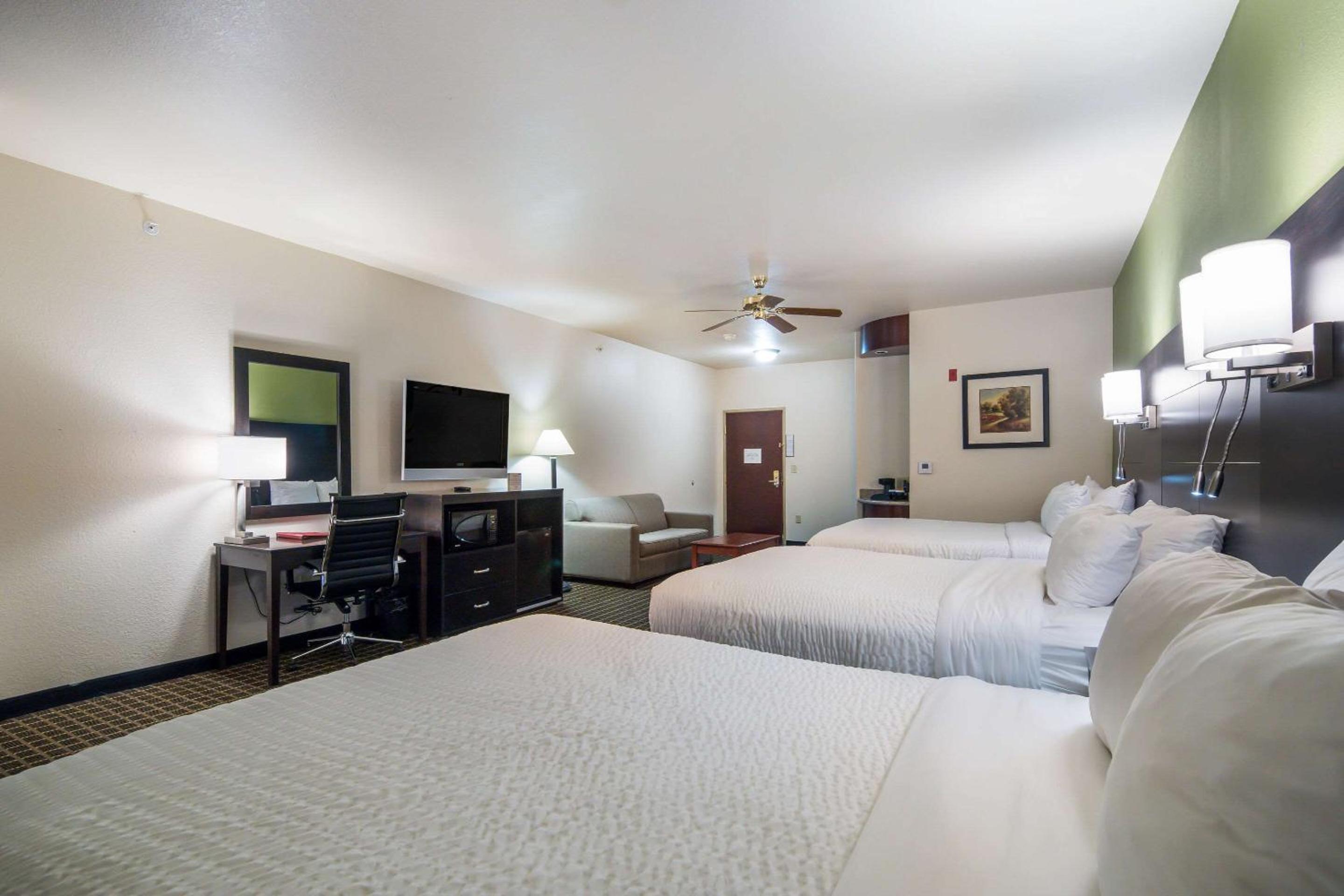 Queen Suite with Three Queen Beds and Sofa Bed - Non-Smoking - Photo 2