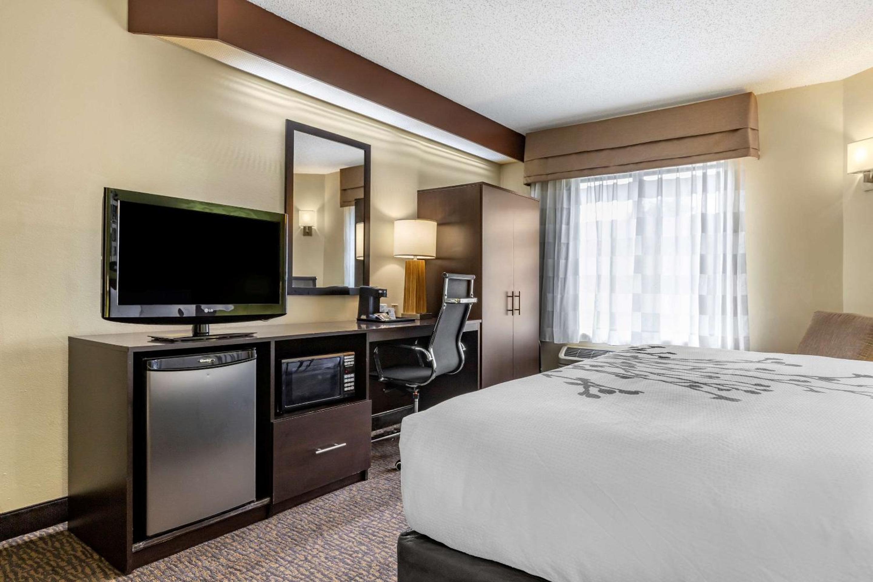 King Room - Non-Smoking - Photo 1