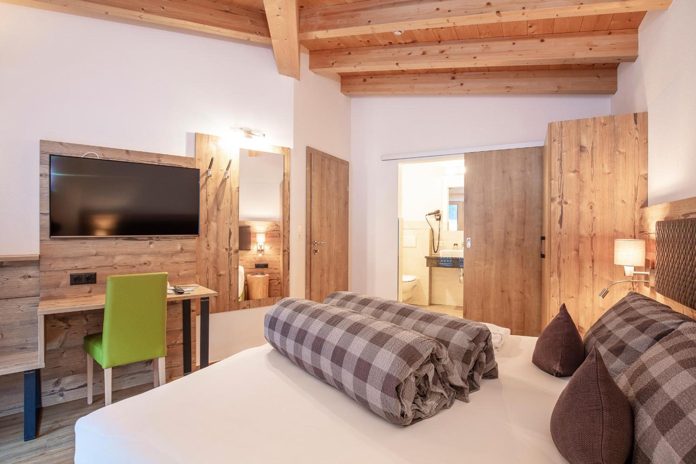 Comfort Two-Bedroom Apartment with Balcony