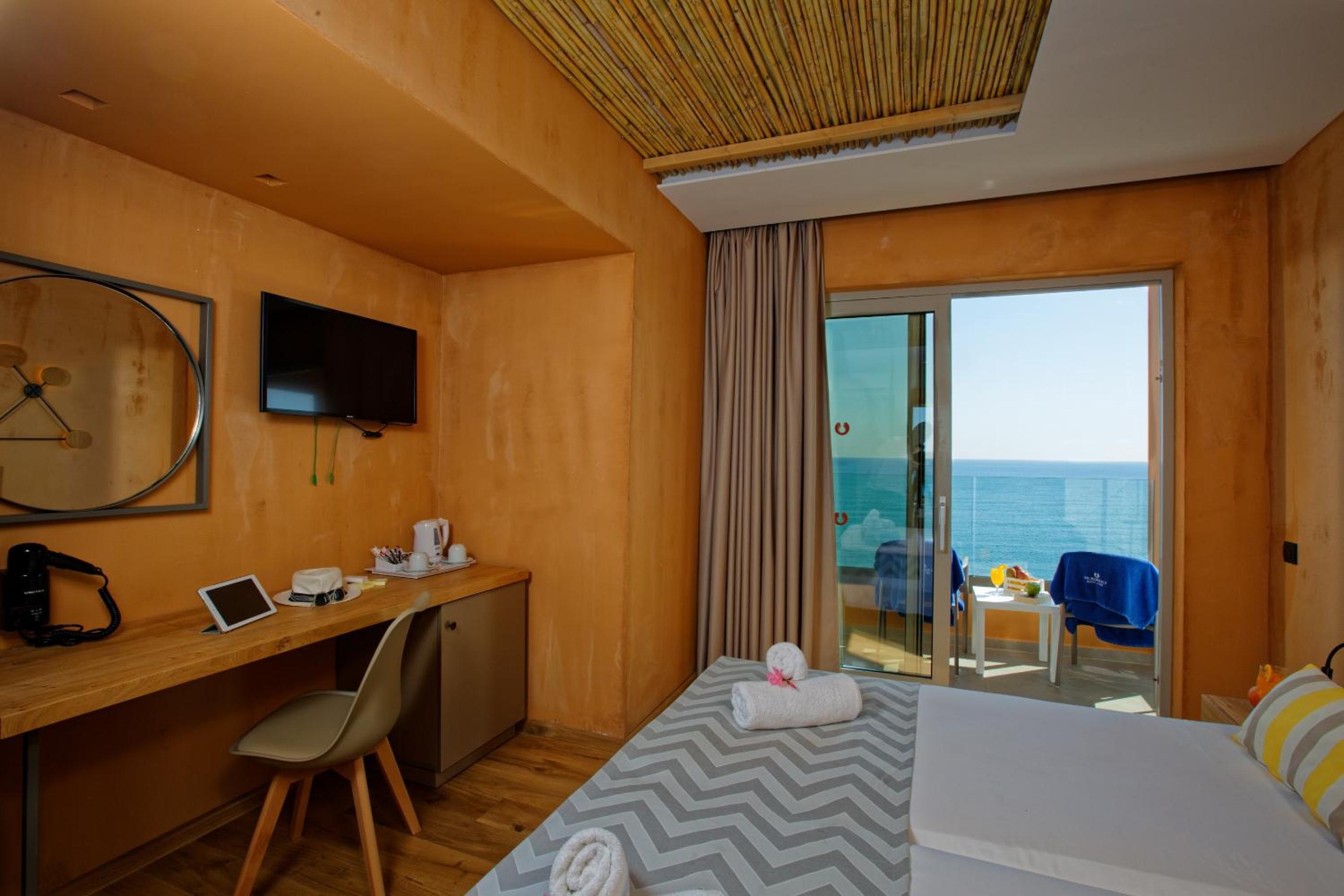 Superior Room with Sea View - Photo 8