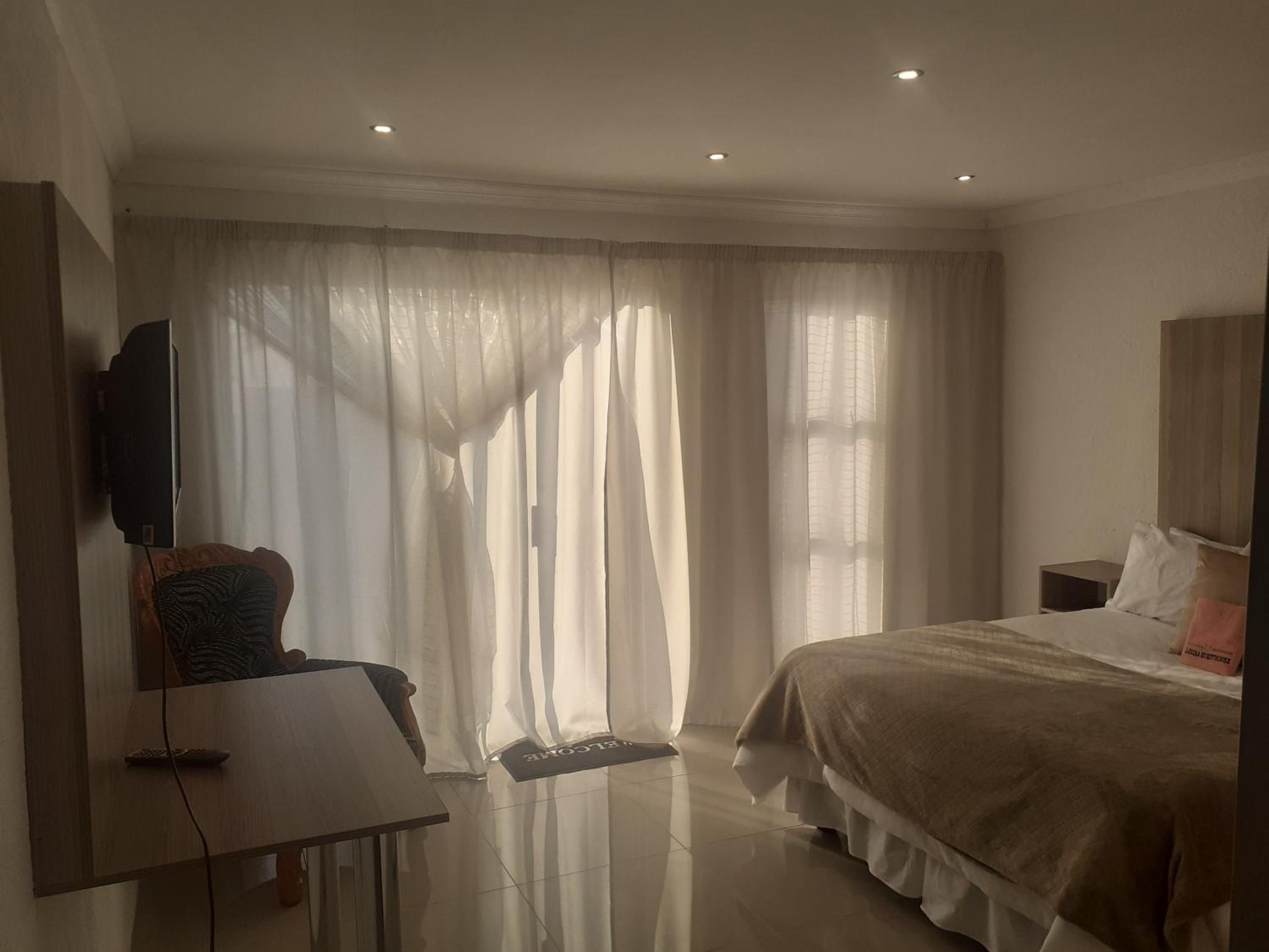 Double Room - Photo 4
