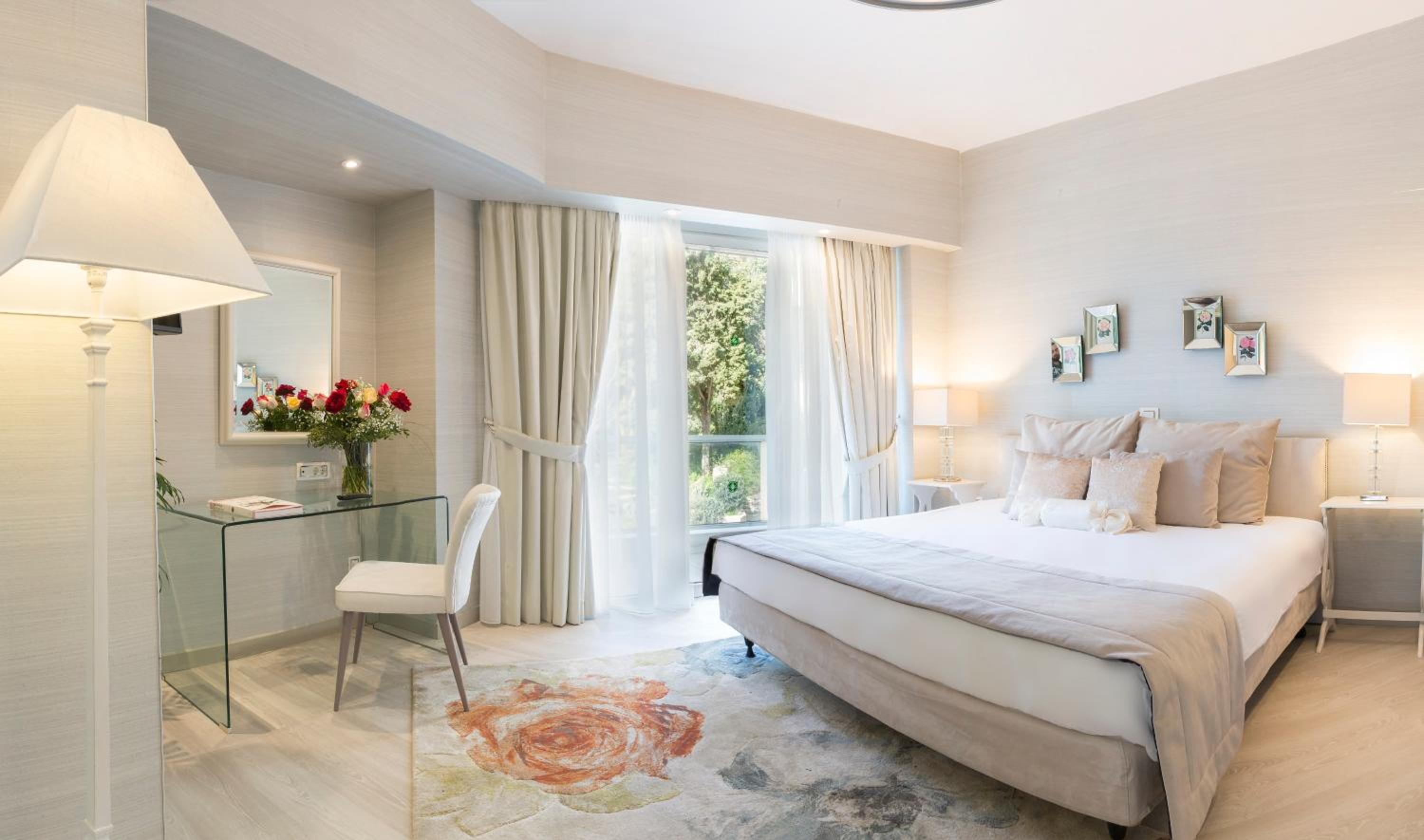 Deluxe Suite with Corner Balcony & Lycabettus Hill View photo 2