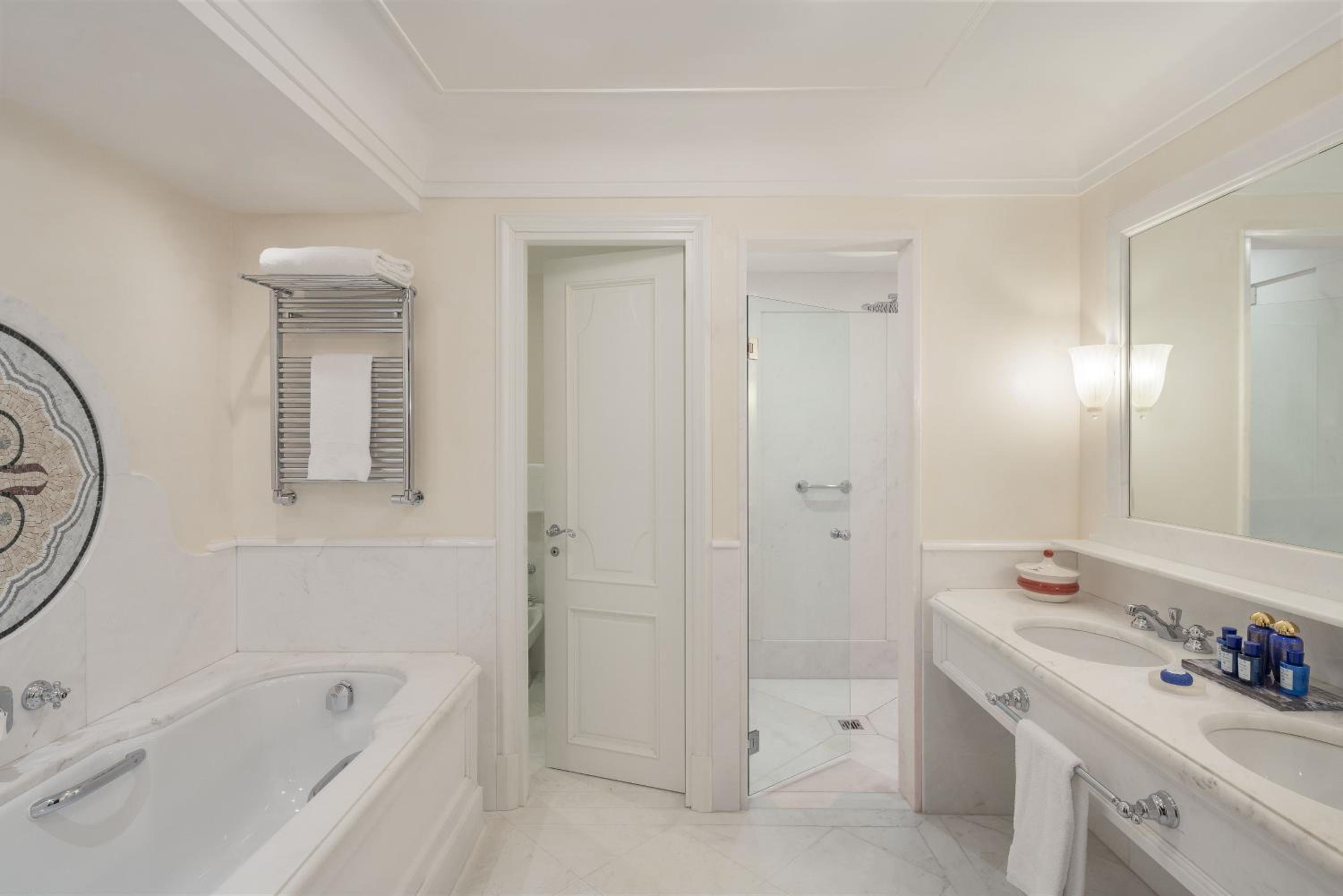 Junior Suite with Balcony Or Terrace (Non Smoking) thumbnail 6