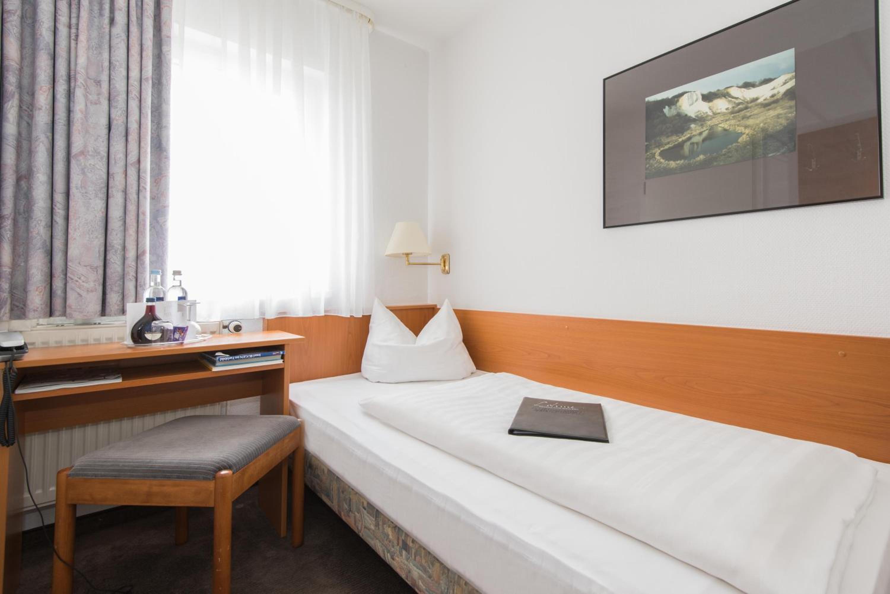 Small Twin Room photo 2
