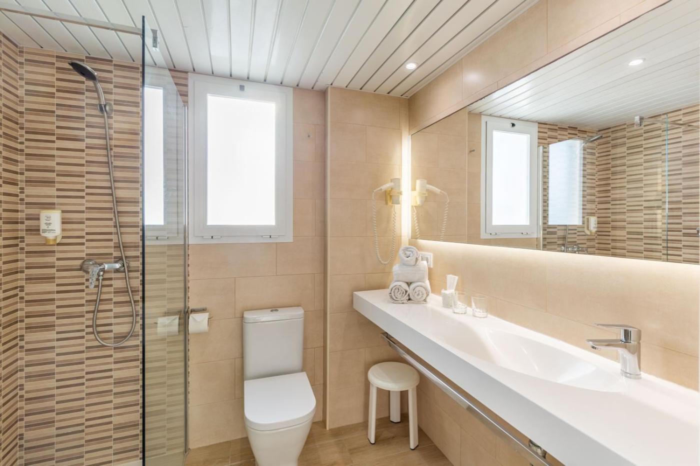 Twin Room with Pool View - Photo 9