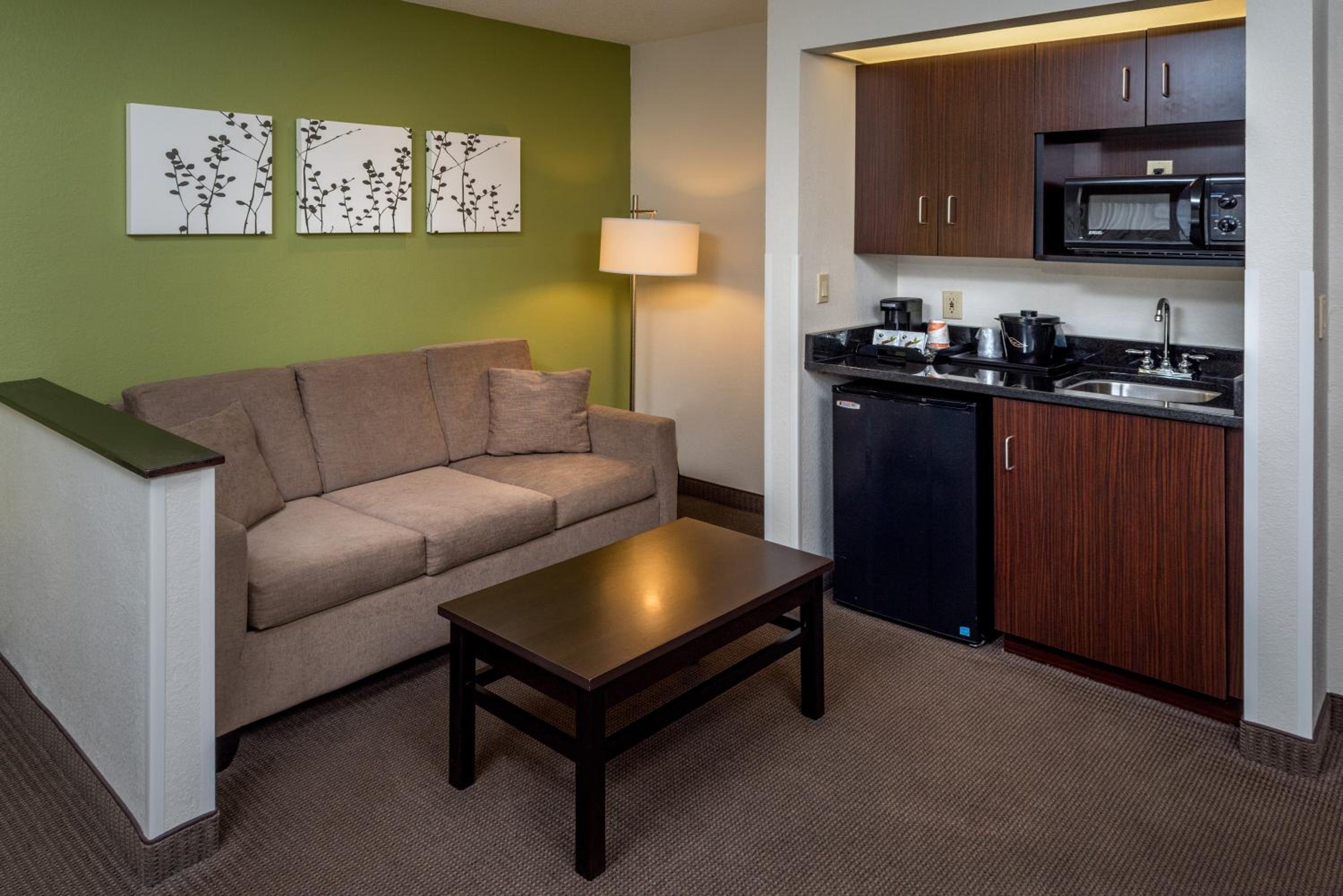 Queen Suite - Accessible/Non-Smoking - Photo 2