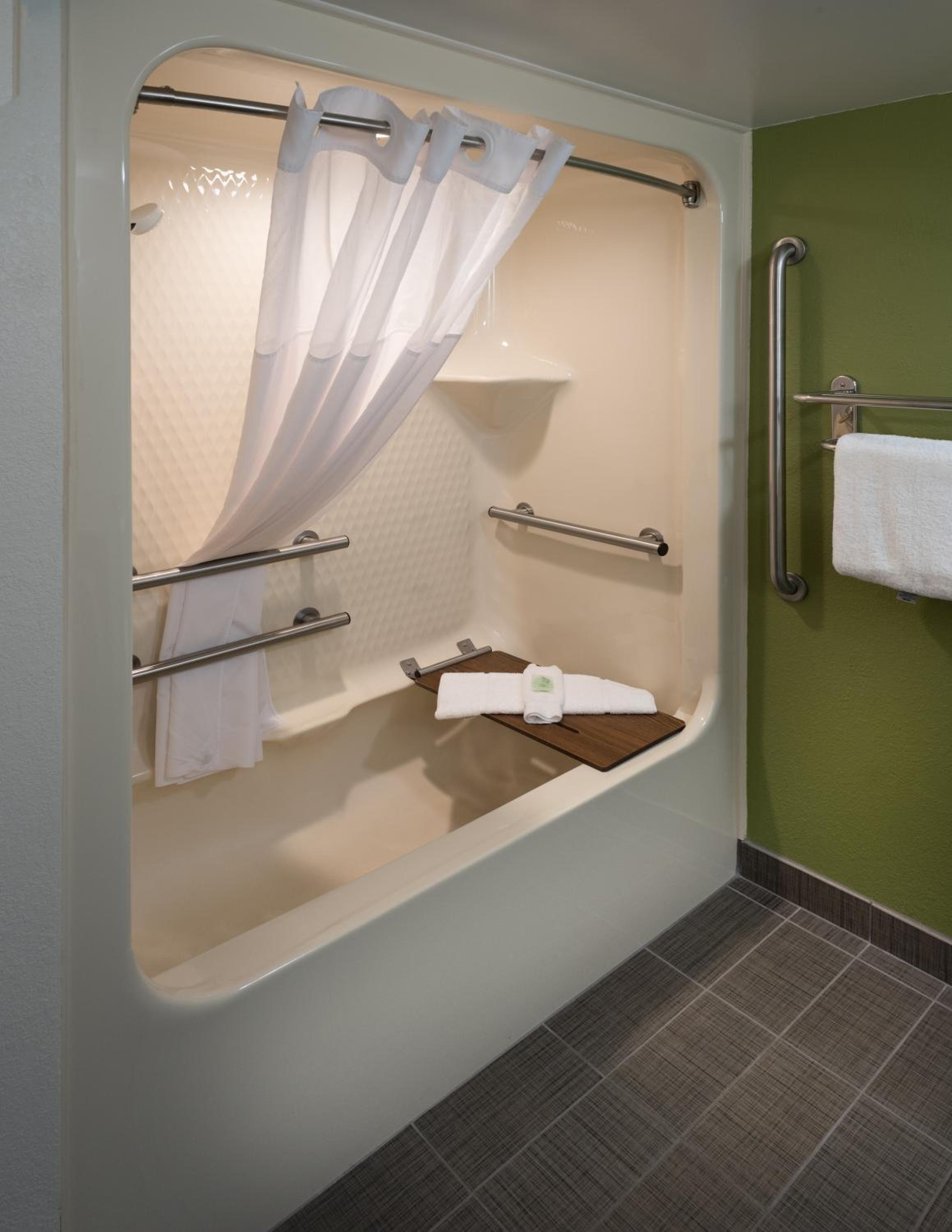 Queen Room with Accessible Tub - Accessible/Non-Smoking - Photo 3