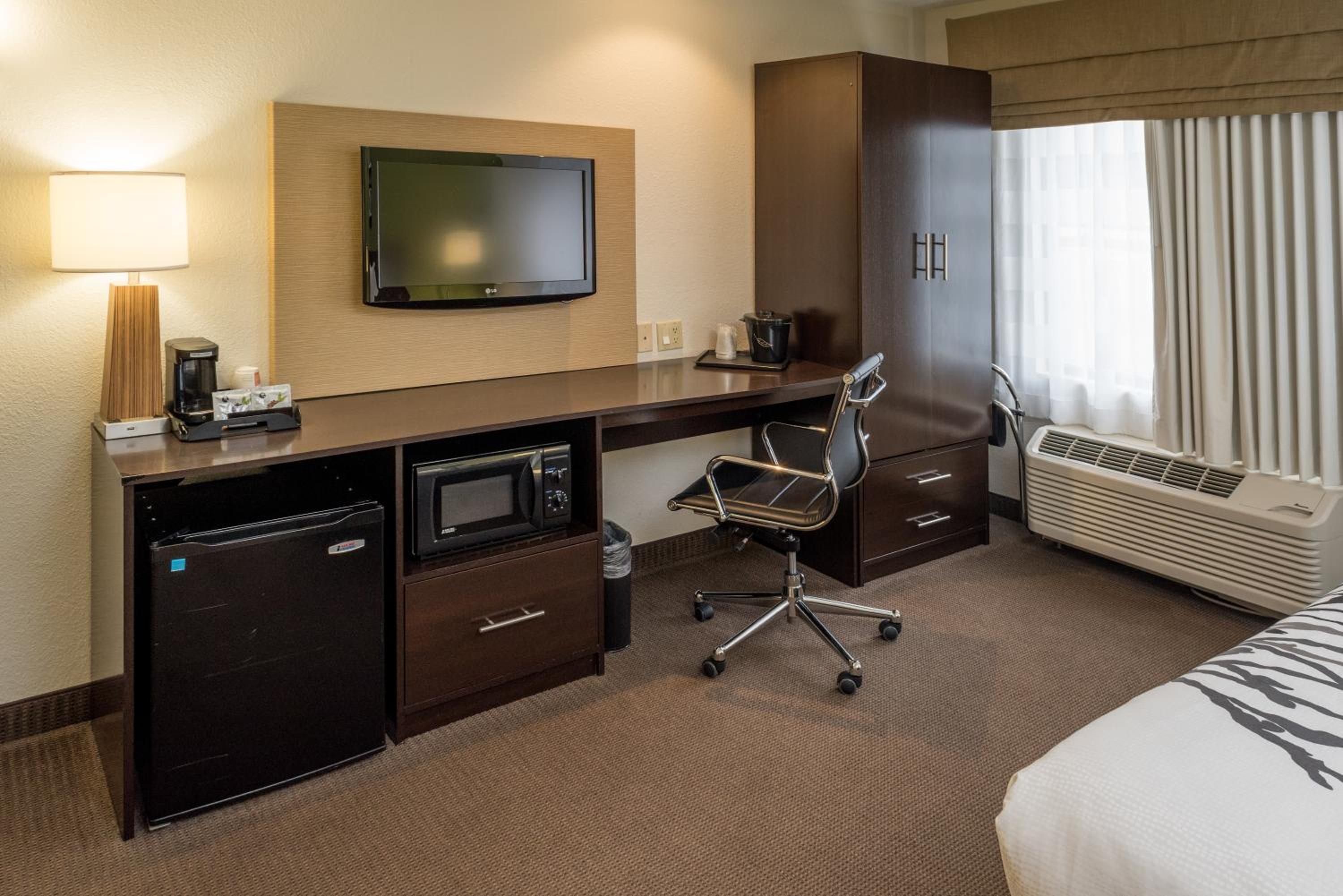 Queen Room with Roll-In Shower - Accessible/Non-Smoking - Photo 3