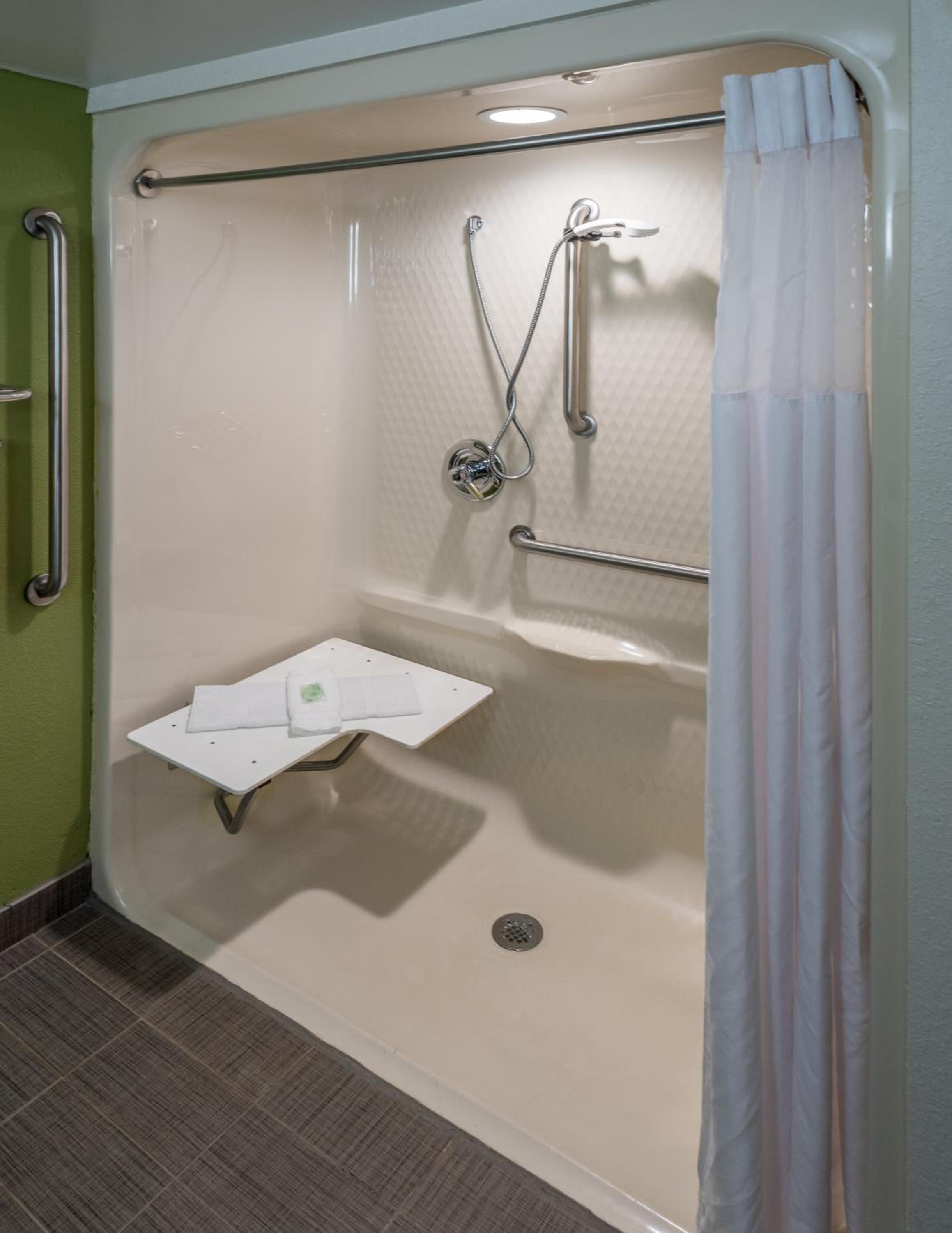 Queen Room with Roll-In Shower - Accessible/Non-Smoking - Photo 2