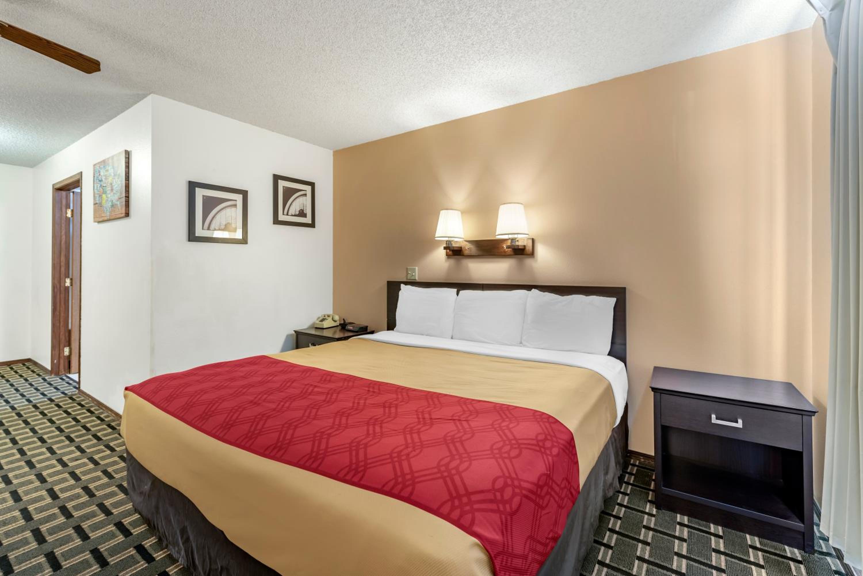 King Room - Accessible/Non-Smoking photo 2