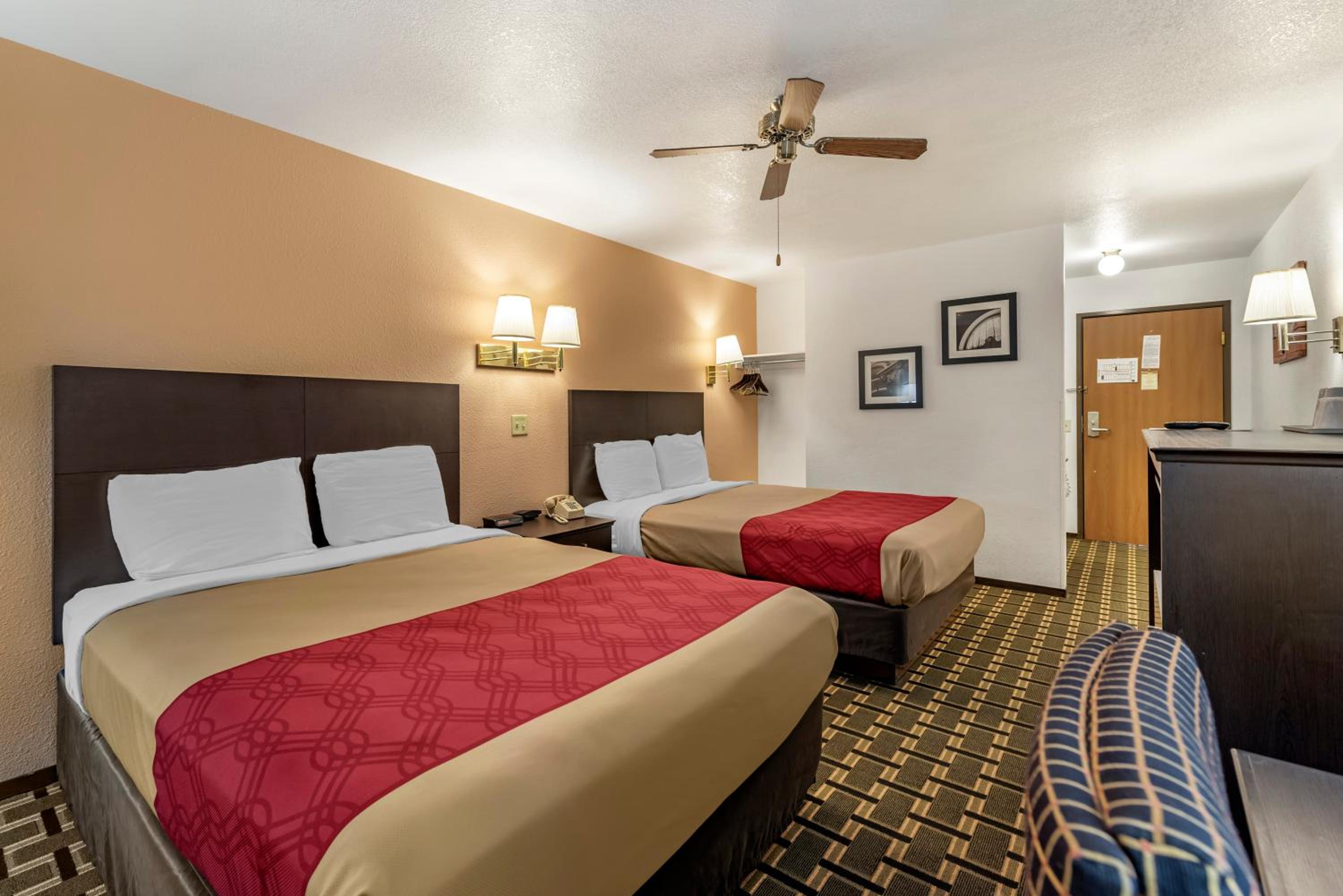 Standard Queen Room with Two Queen Beds - Non-Smoking photo 2