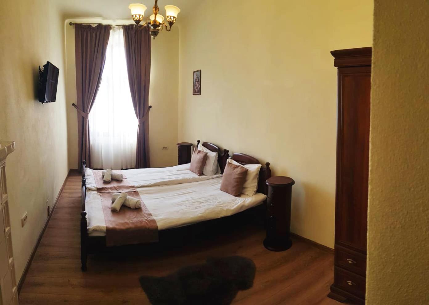 Deluxe Twin Room with Central Square View  photo 1
