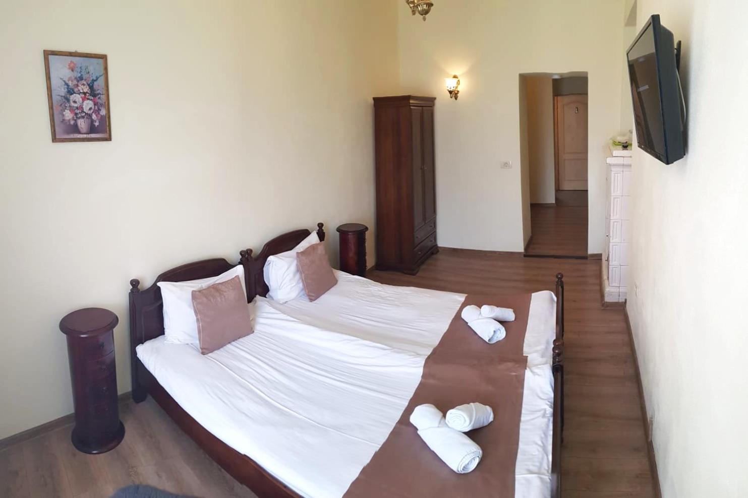 Deluxe Twin Room with Central Square View  photo 3