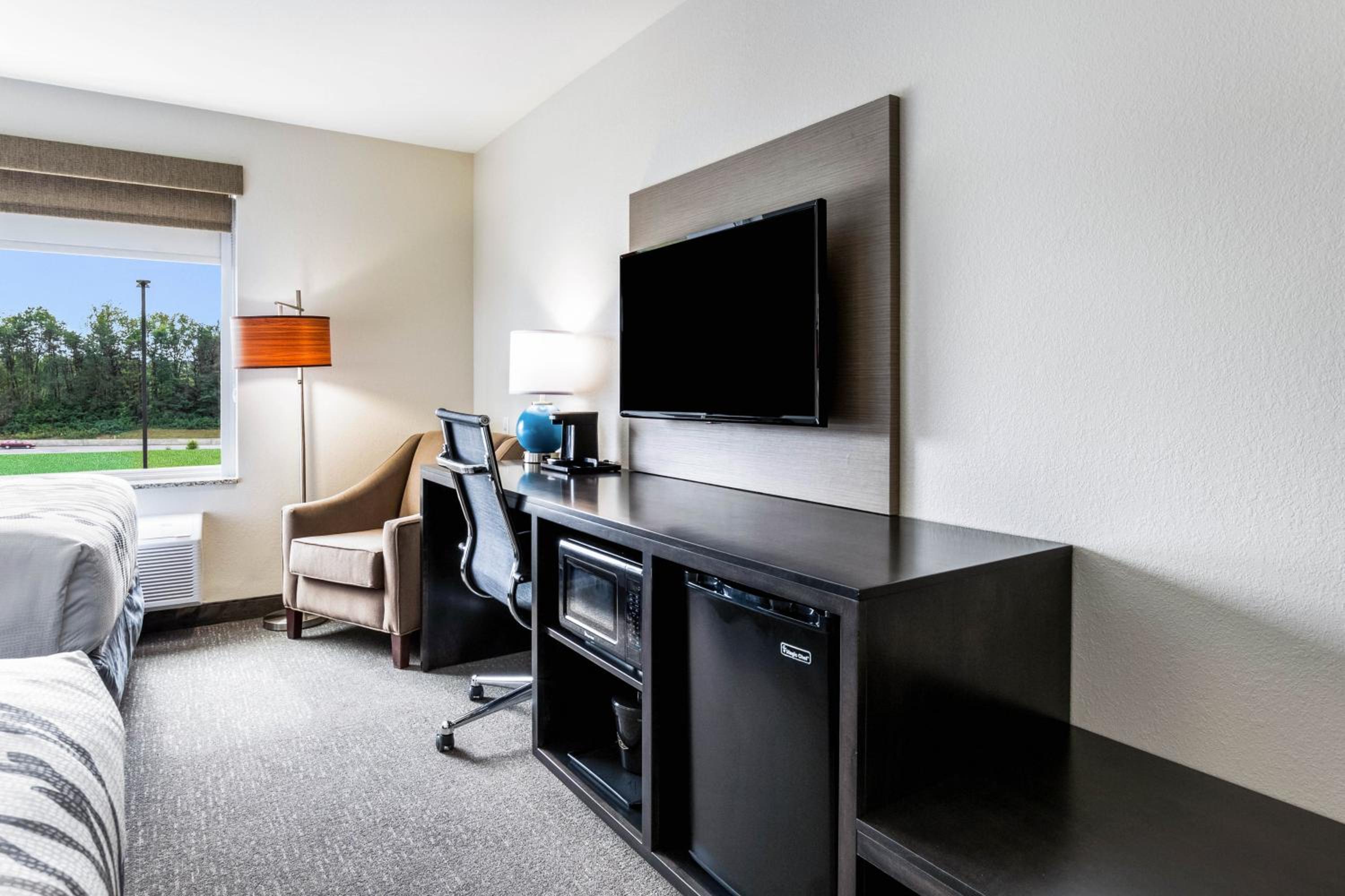 Queen Room with Two Queen Beds - Accessible/Non-Smoking  - Photo 2