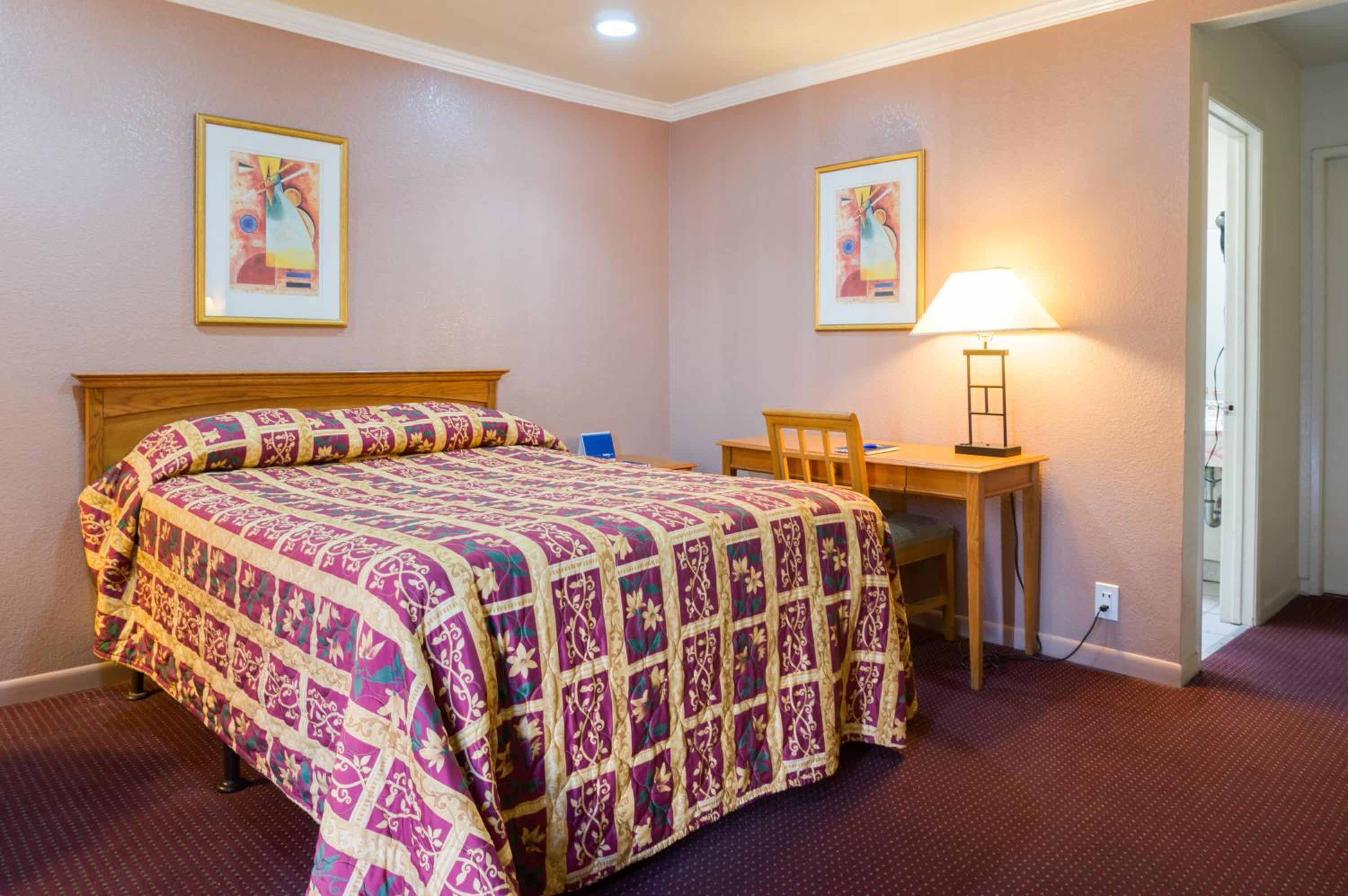 Queen Room - Photo 1