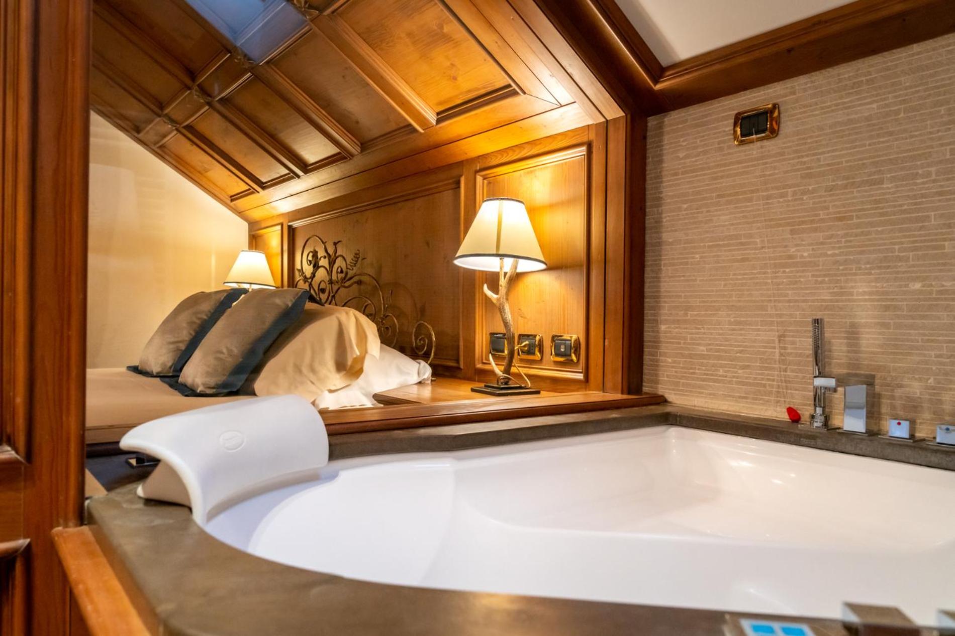 Suite with Jacuzzi photo 3