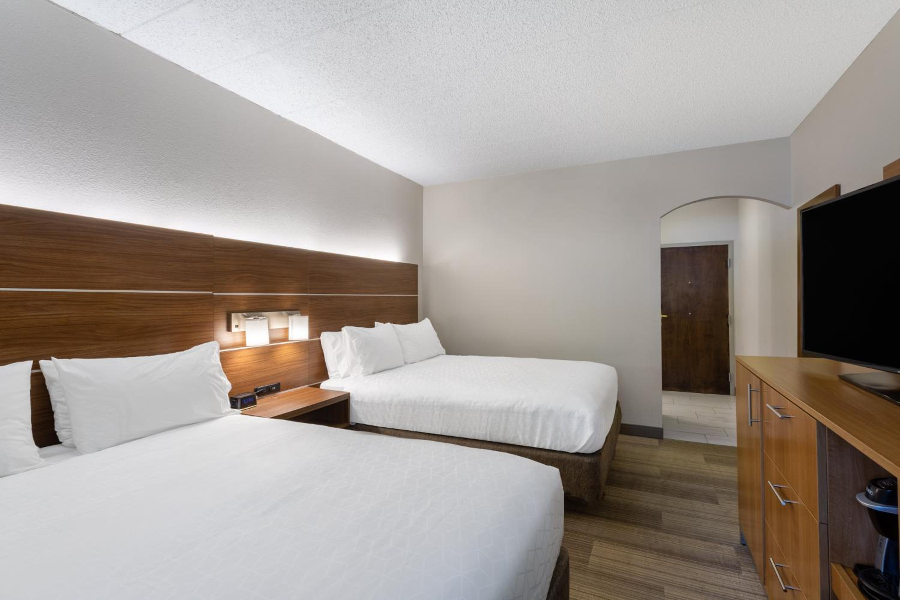 Standard Room with Two Queen Beds - Photo 2