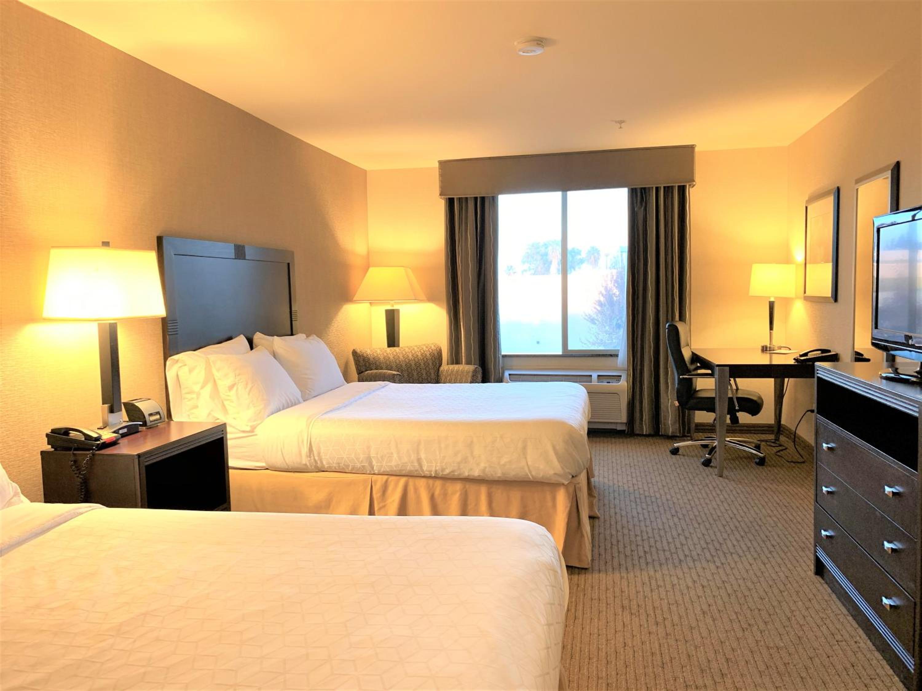 Standard Room with Two Queen Beds - Photo 3