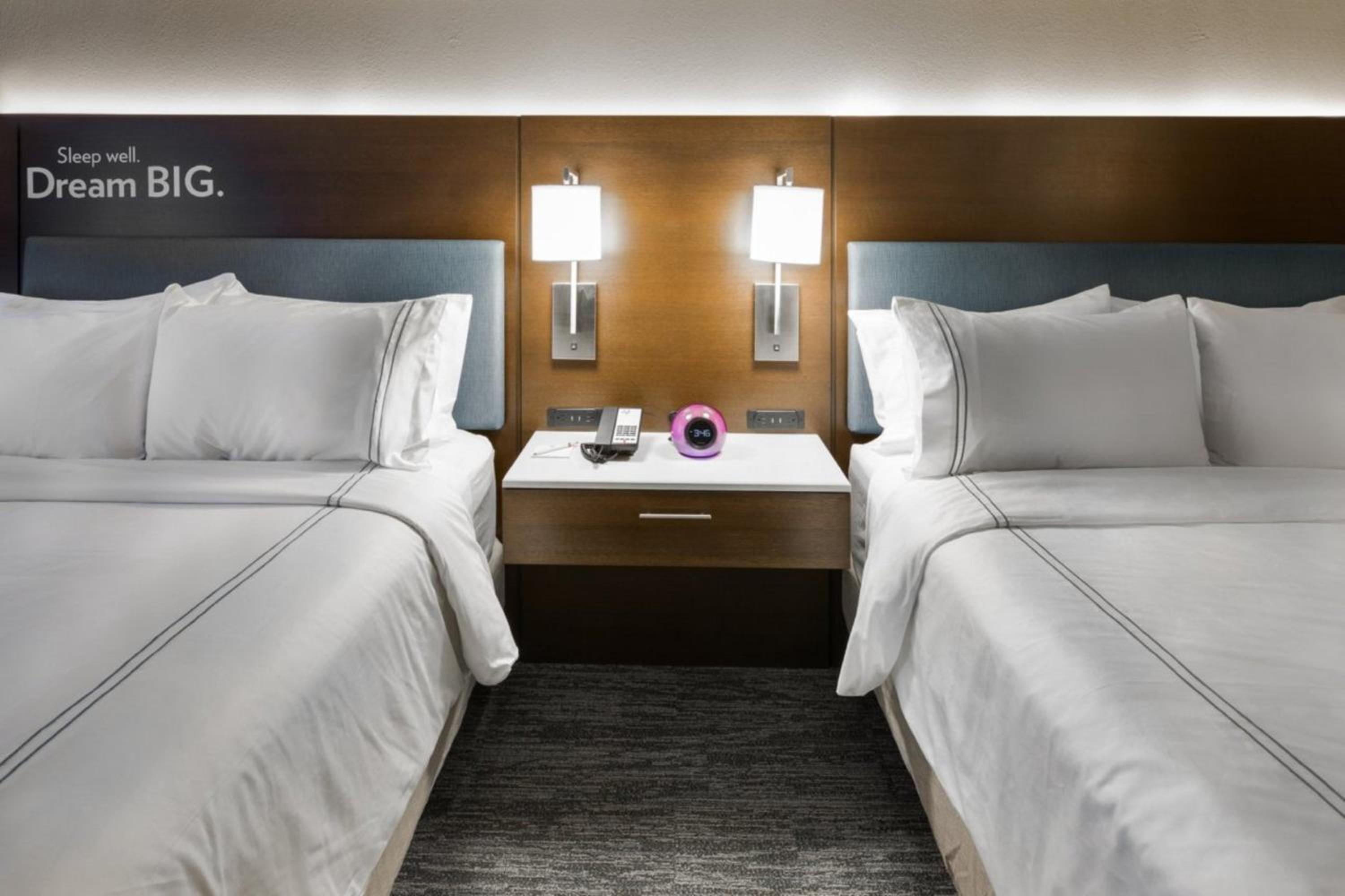 Standard Room with Two Queen Beds - Photo 5